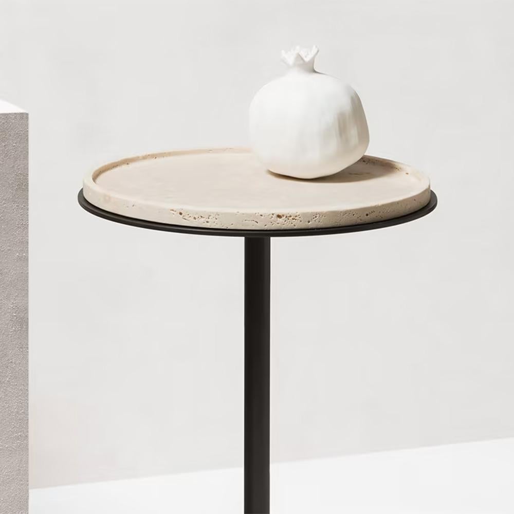 Table d'appoint moyenne Caprio en travertin Neuf - En vente à Paris, FR