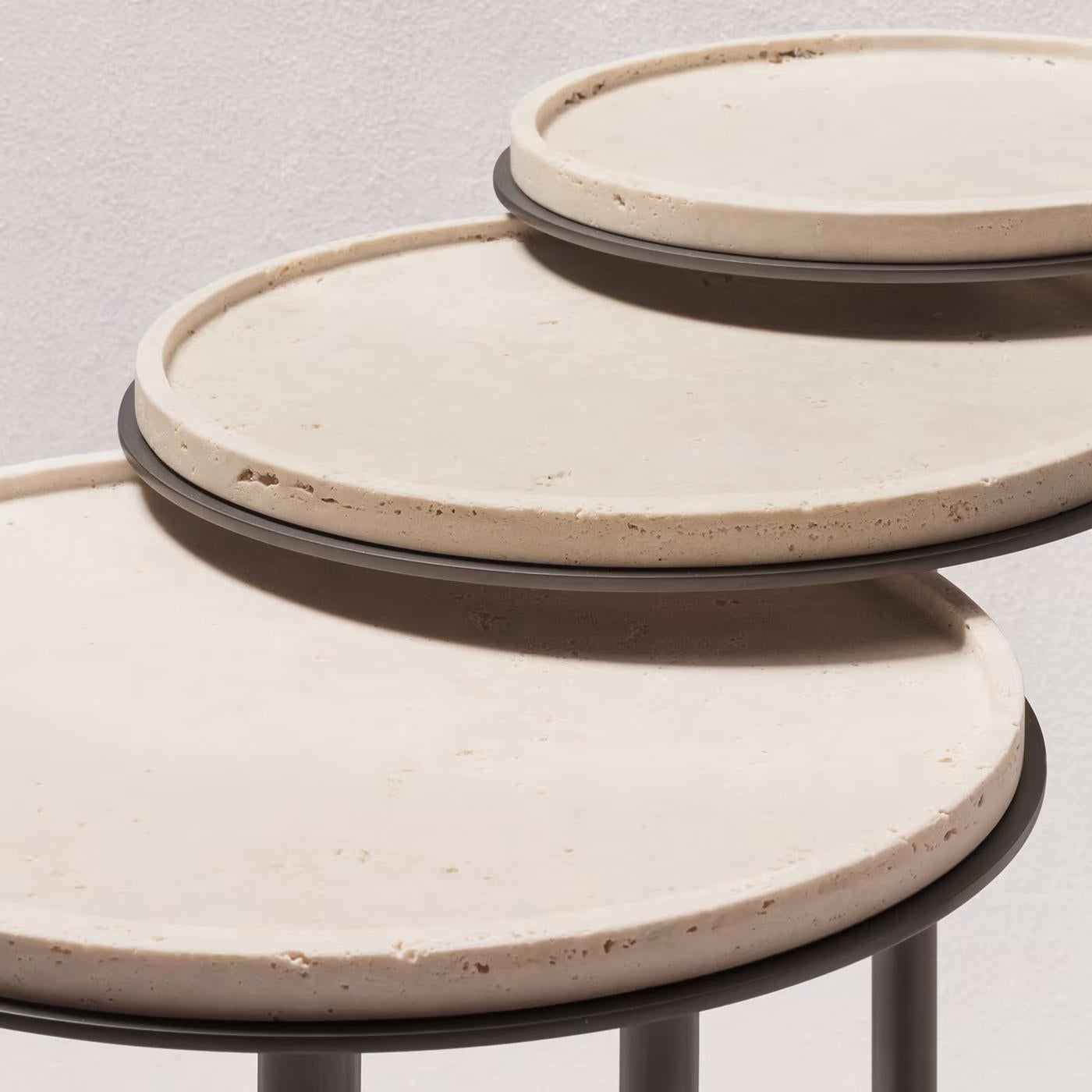 Acier Table d'appoint moyenne Caprio en travertin en vente