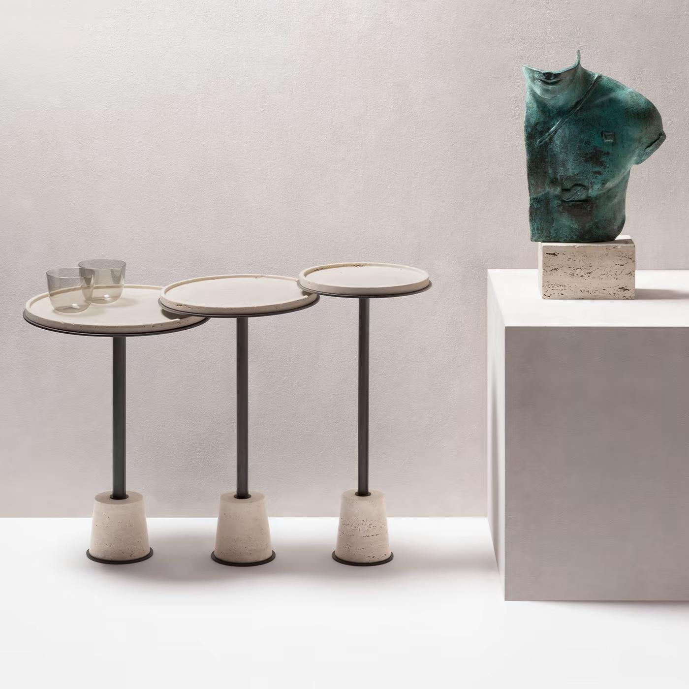 Table d'appoint moyenne Caprio en travertin en vente 1