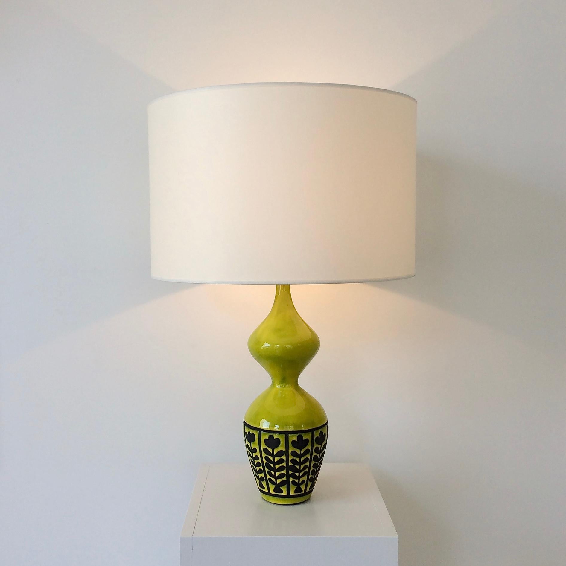 Nice Roger Capron table lamp, circa 1958, France.
Yellow enamelled earthenware with black flowers decor.
Signed underneath: Capron Vallauris S47.
Rewired. One E27 bulb of 60 W.
Dimensions: total height: 61 cm , height of the ceramic: 36 cm ,