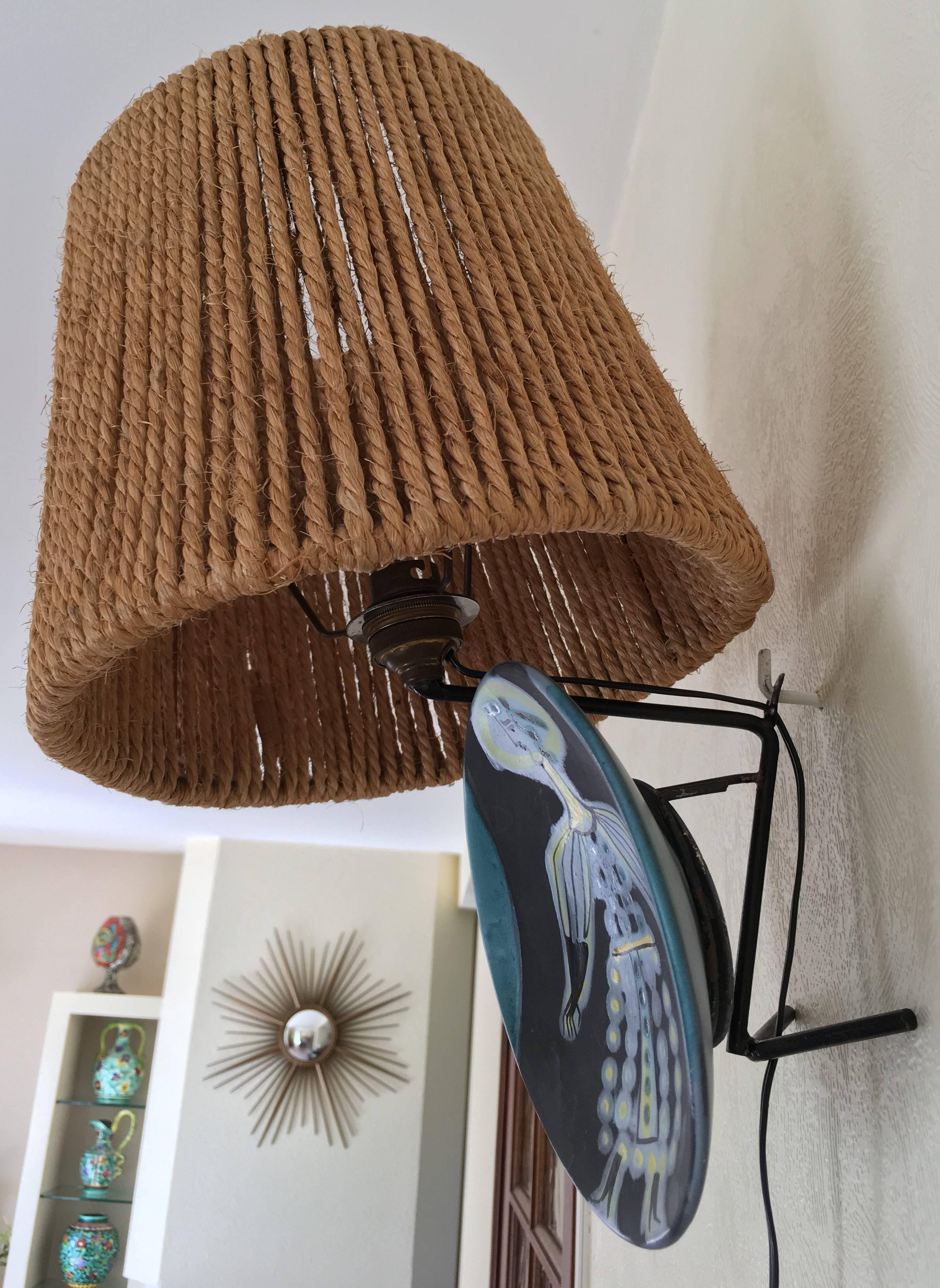 Capron Signed Ceramic Plate Sconce, Audoux-Minet Rope Shade, Vallauris France In Good Condition In Aix En Provence, FR