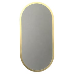 Specchio a forma di capsula con cornice architettonica in ottone Tipo, misura media