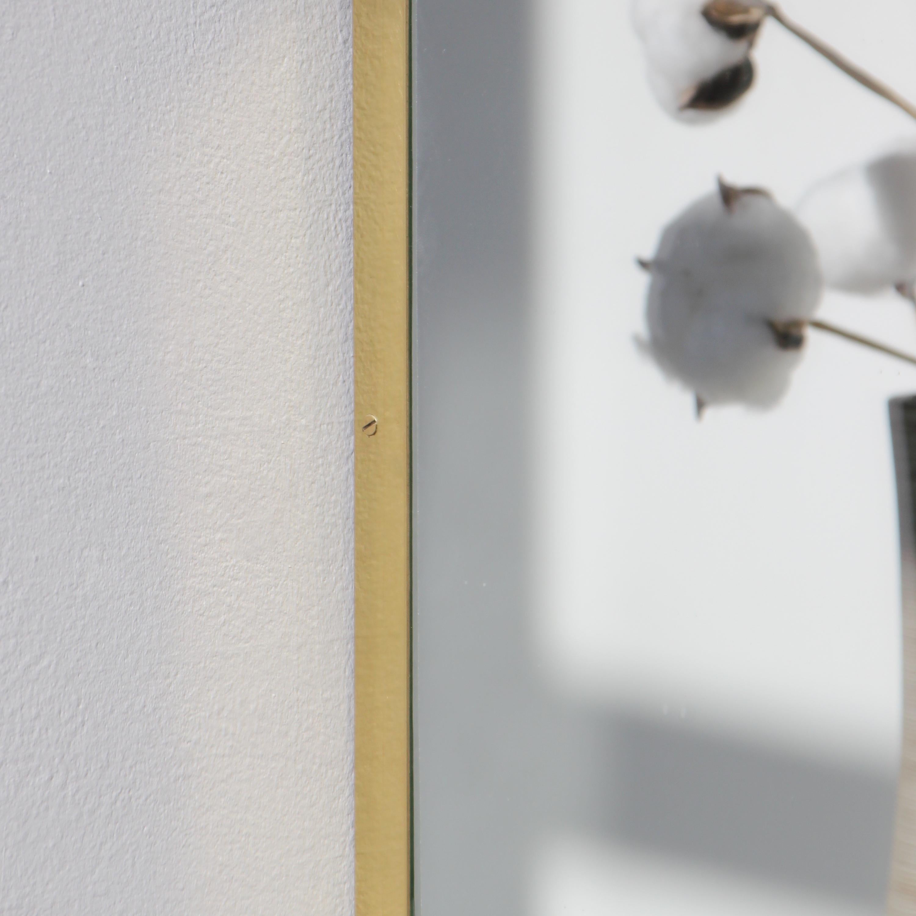 XXI secolo e contemporaneo Capsula Capsule Pill Shaped Elegant Narrow Mirror con cornice in ottone, XL in vendita