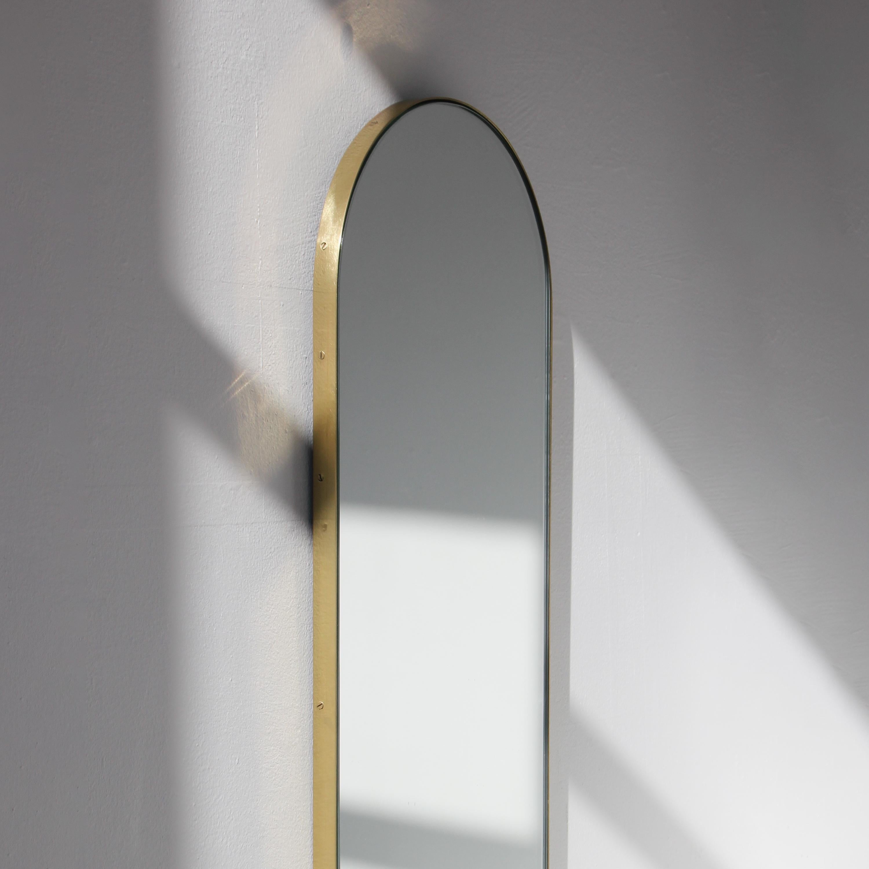 Ottone Capsula Capsule Pill Shaped Elegant Narrow Mirror con cornice in ottone, XL in vendita