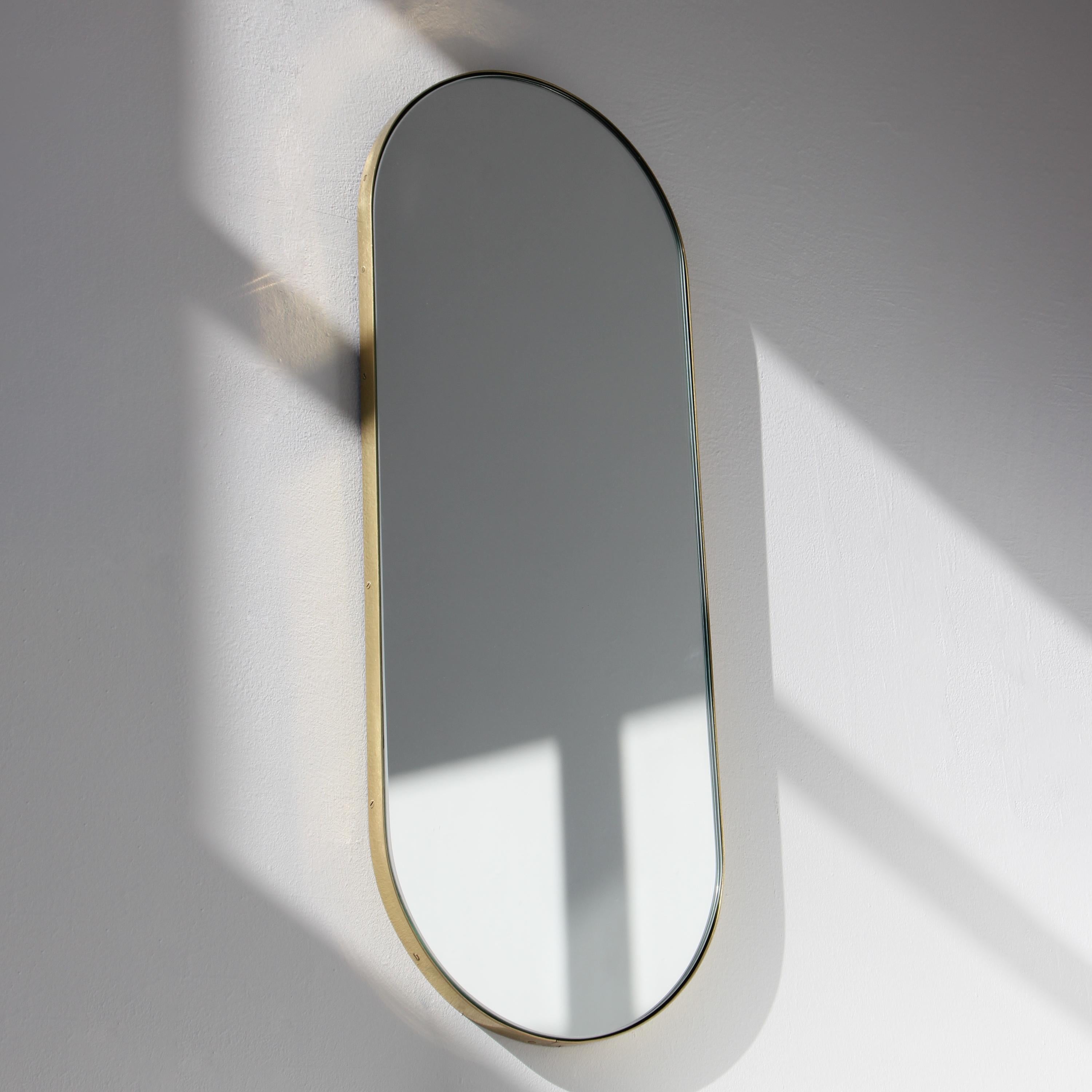 Britannico Capsula Capsule Pill Shaped Elegant Narrow Mirror con cornice in ottone, XL in vendita