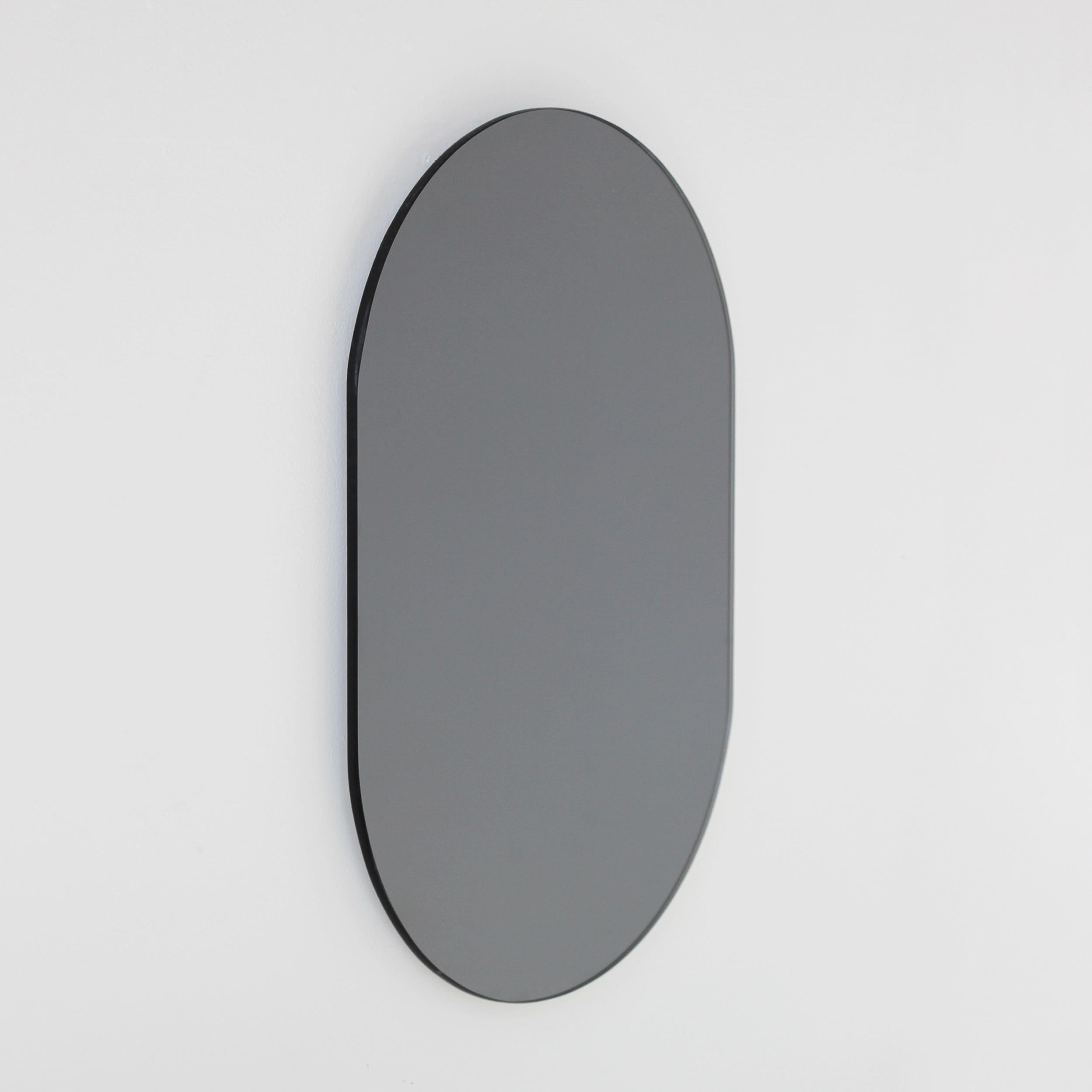 Britannique Grand miroir minimaliste noir teinté en forme de capsule Capsula, sans cadre en vente