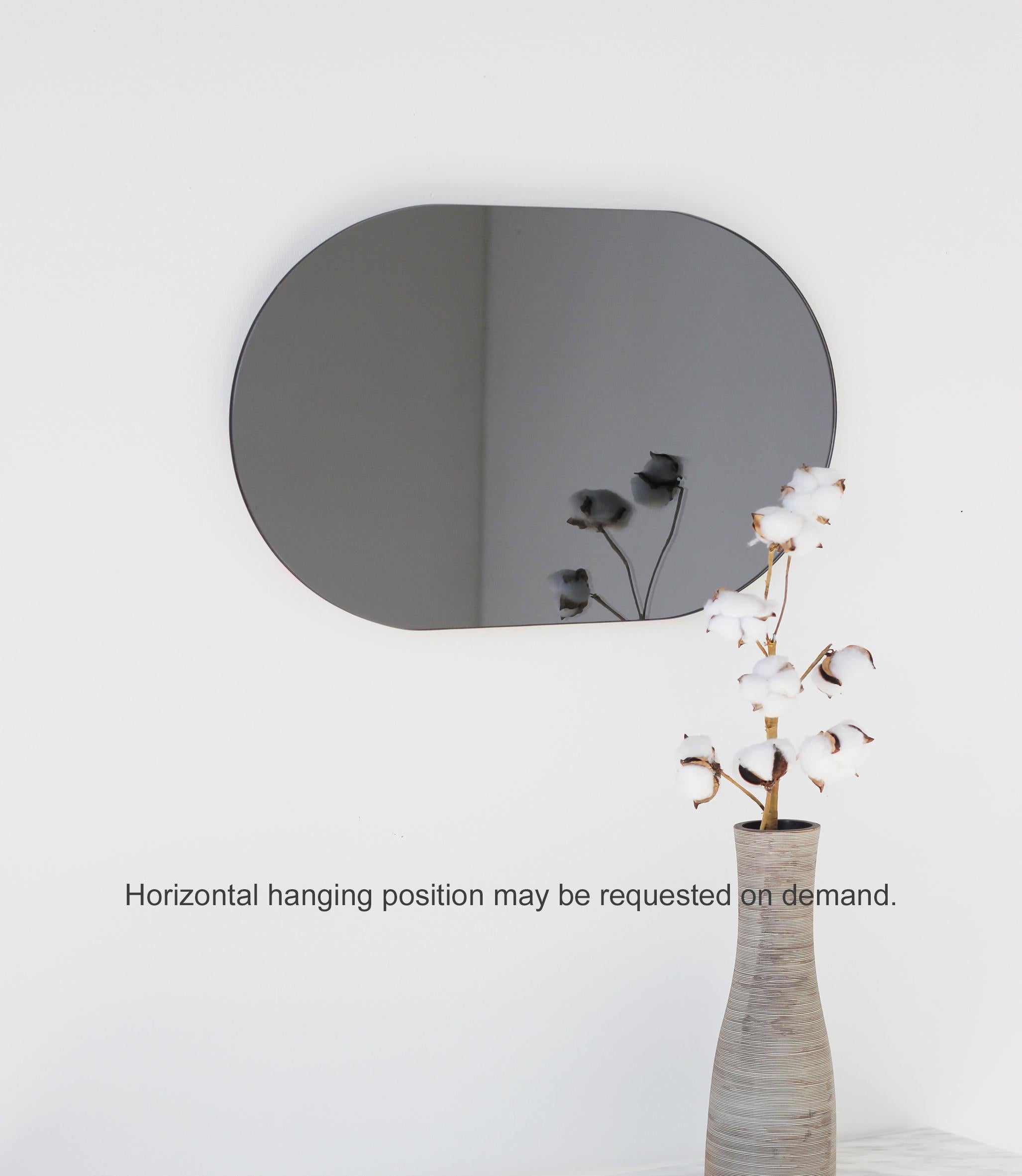 Britannique Miroir minimaliste noir teinté en forme de capsule Capsula, sans cadre, moyen en vente