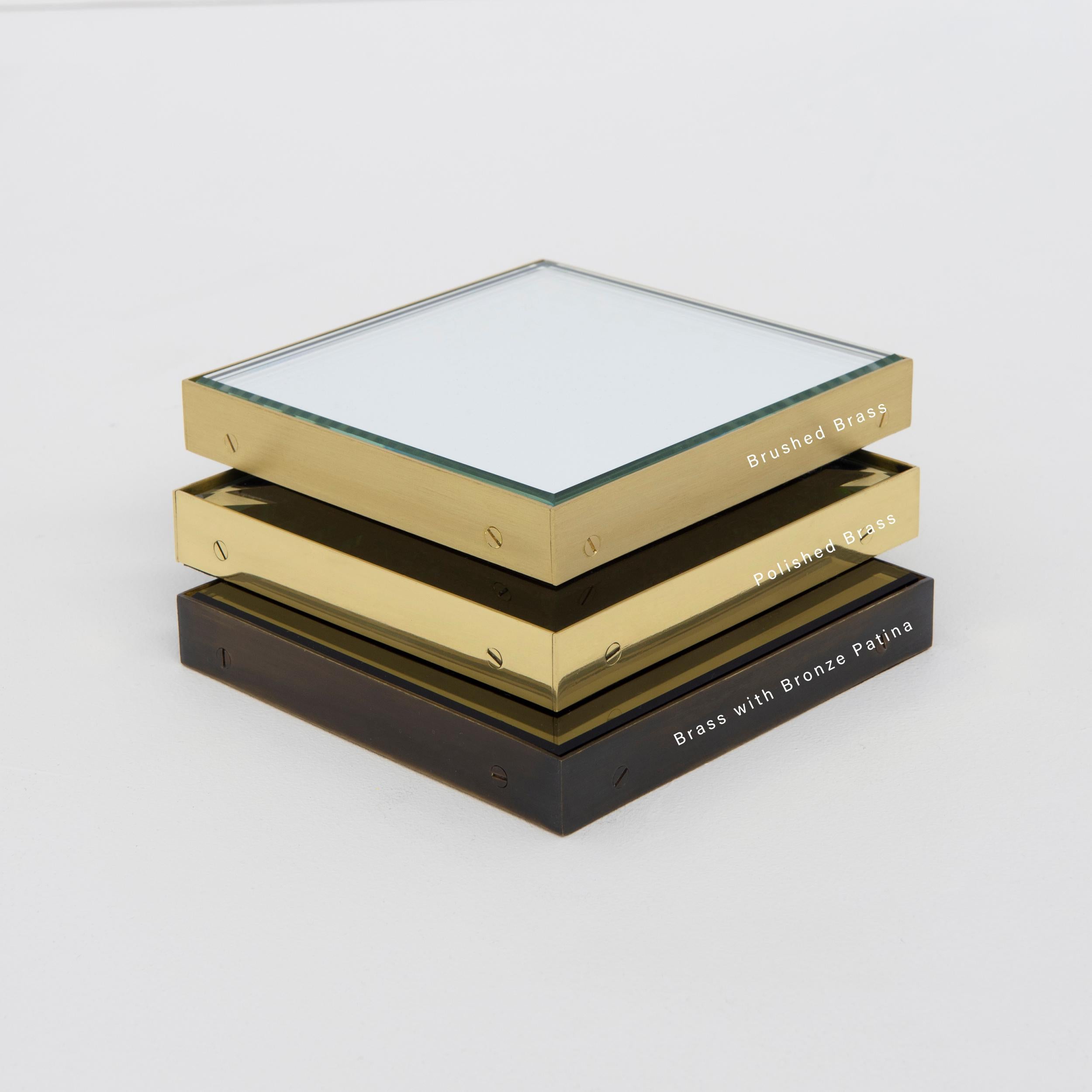 Capsula Miroir moderne en forme de pilule avec cadre en laiton patiné bronze, moyen en vente 1