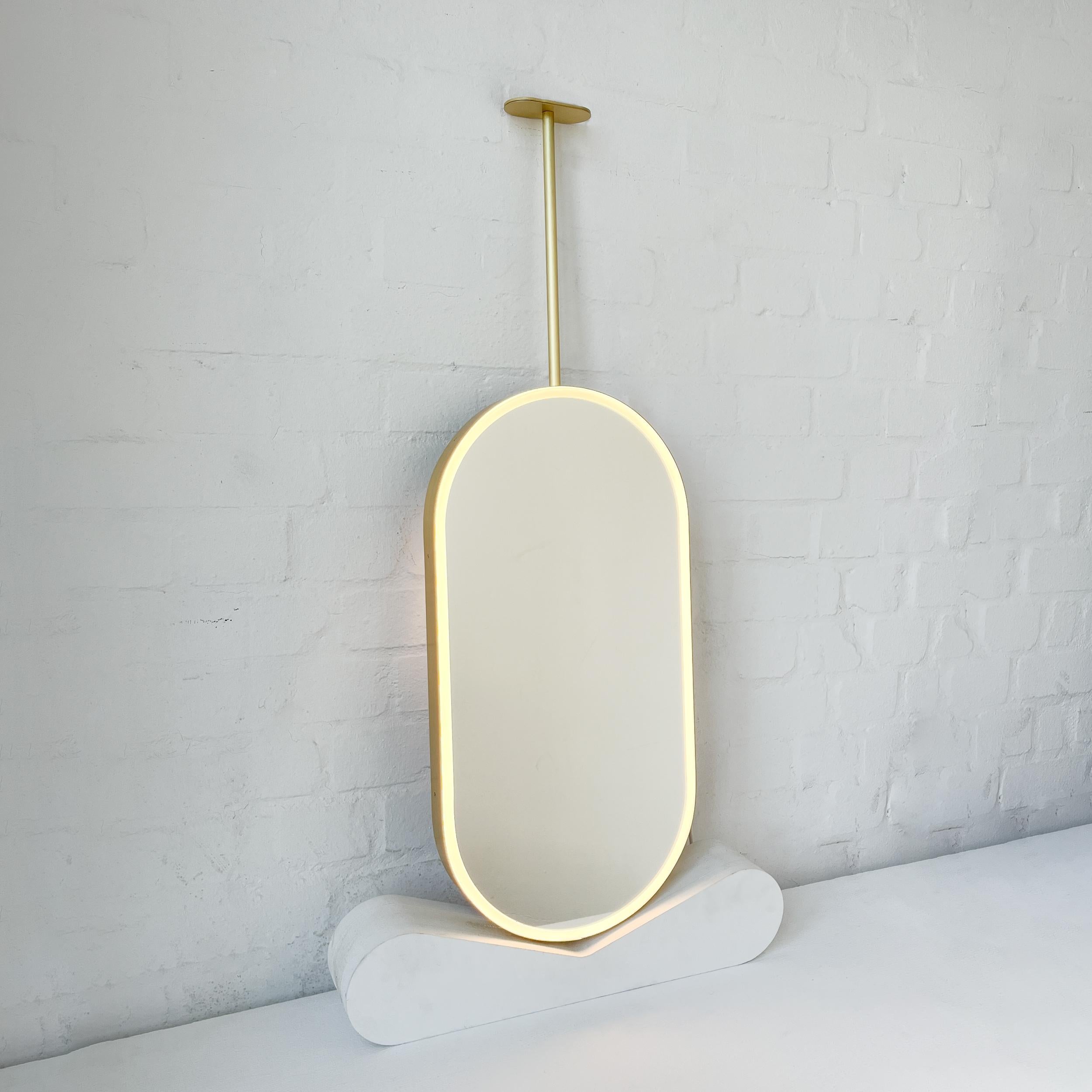 Capsula Frontal beleuchteter, von der Decke abgehängter moderner Spiegel mit Messingrahmen (Moderne) im Angebot