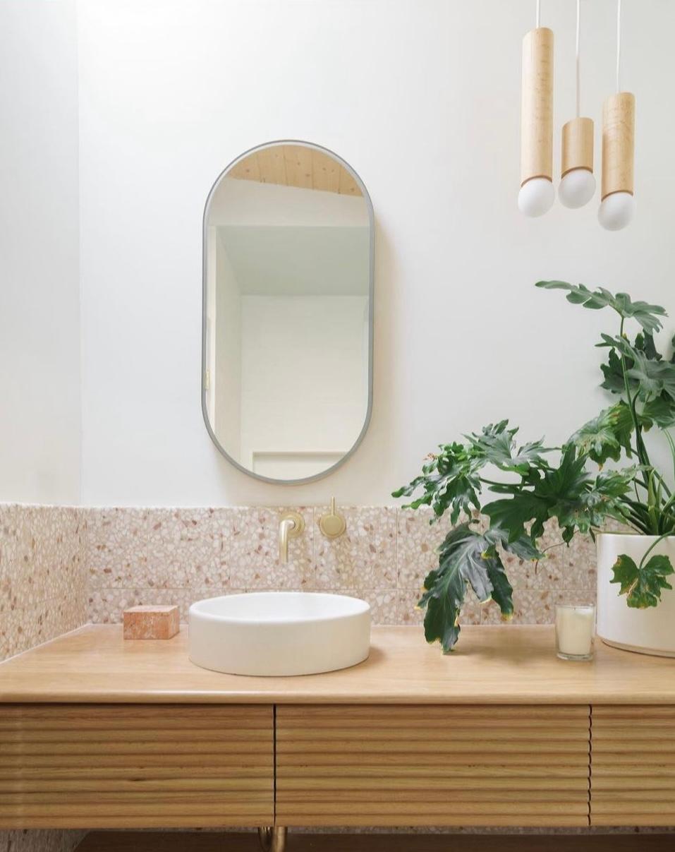 Organique Capsula Miroir lumineux contemporain en forme de pilule avec cadre en laiton, XL en vente