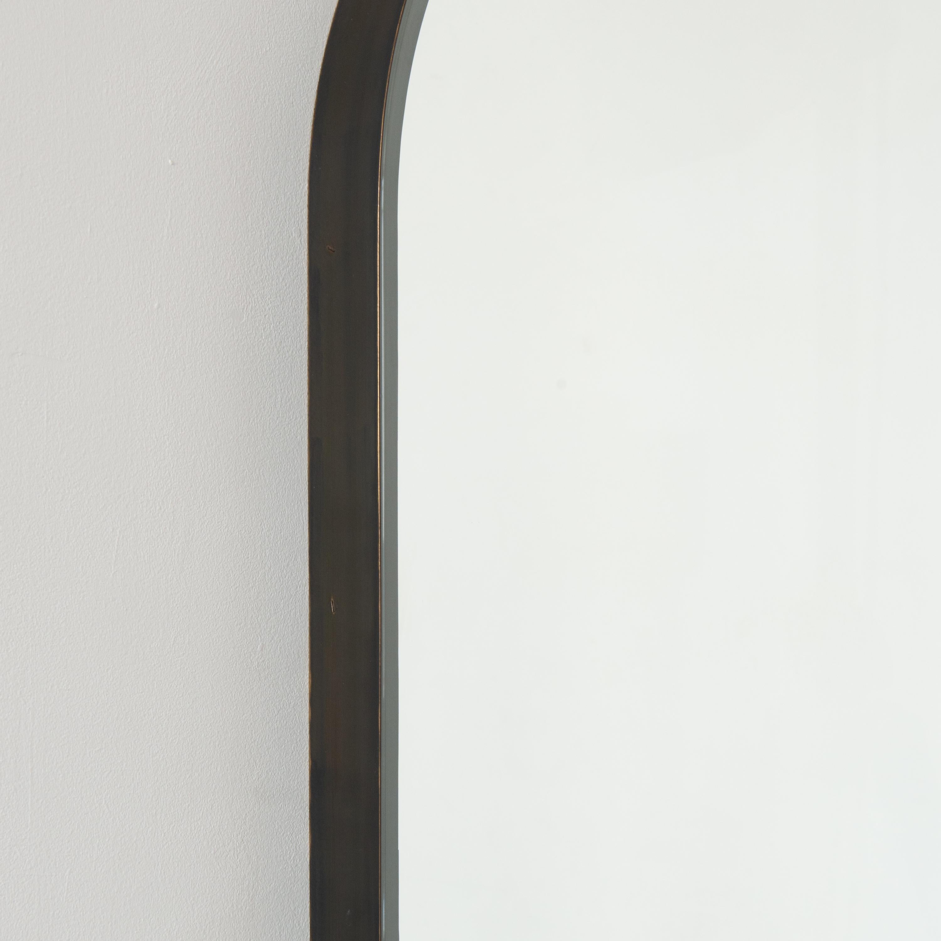 Miroir en forme de pilier éclairé à l'avant Capsula, cadre en bronze patiné, XL en vente 4