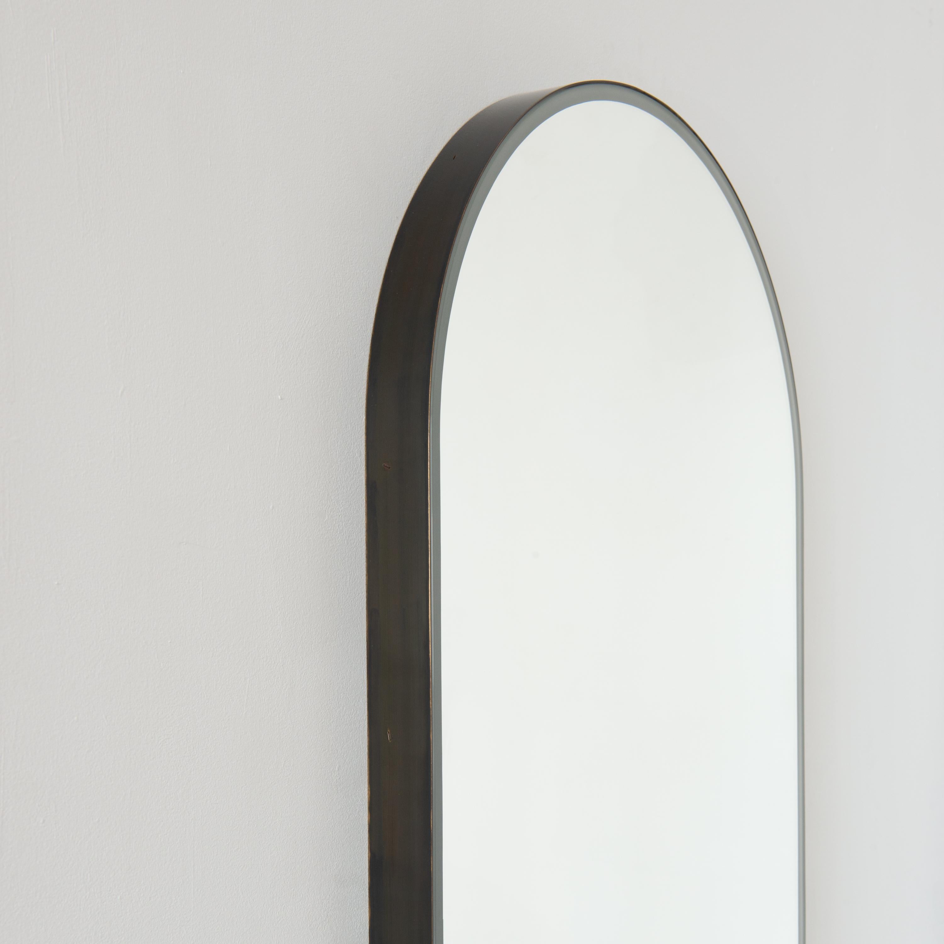 Beleuchteter, anpassbarer Capsula-Spiegel in Pillenform, Bronze-Patina-Rahmen, groß (Messing) im Angebot