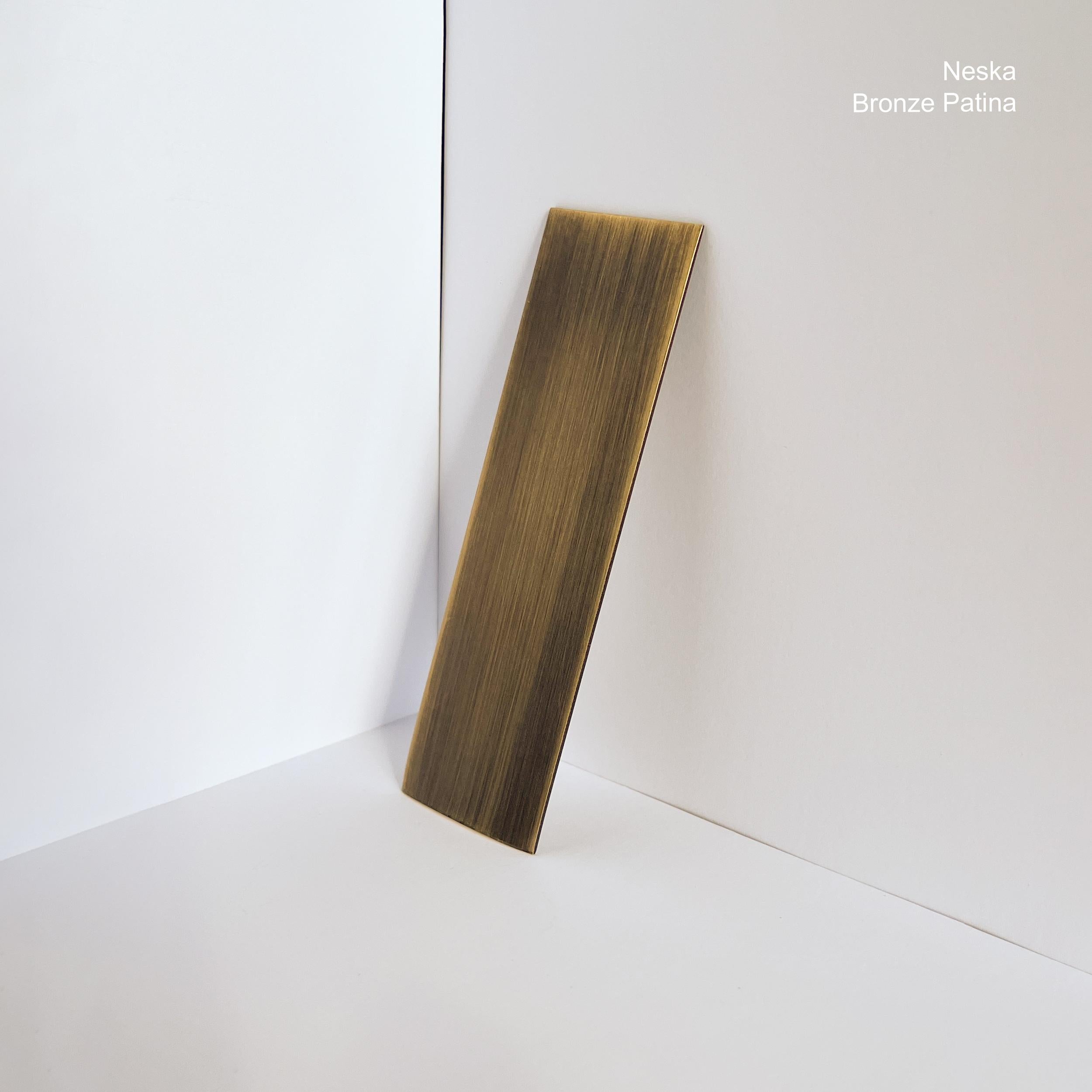 Specchio moderno a forma di pillola illuminato Capsula con cornice in bronzo patinato, piccolo in vendita 4