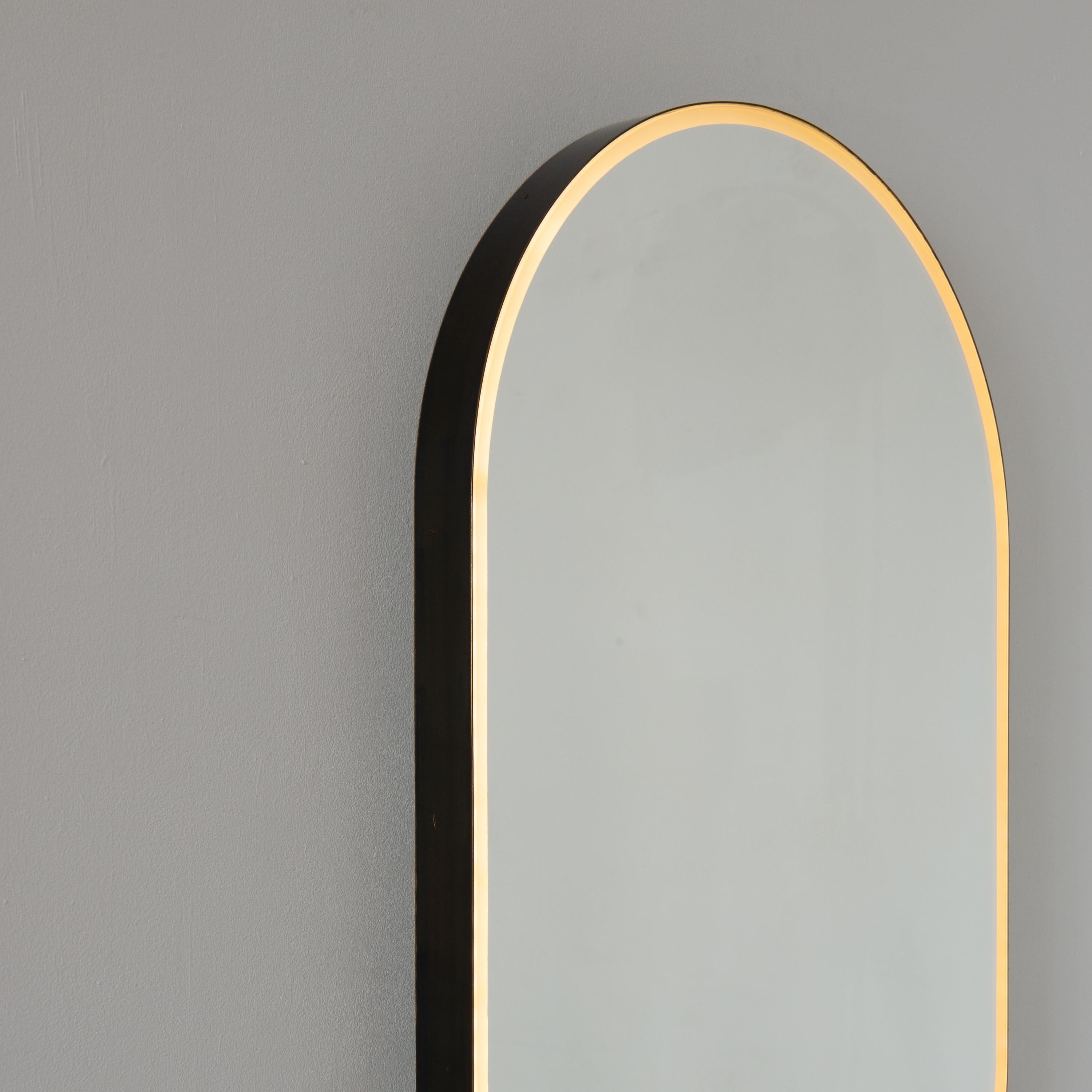 Capsula Beleuchteter Pillenförmiger Moderner Spiegel mit Bronze Patina Rahmen, klein (Organische Moderne) im Angebot