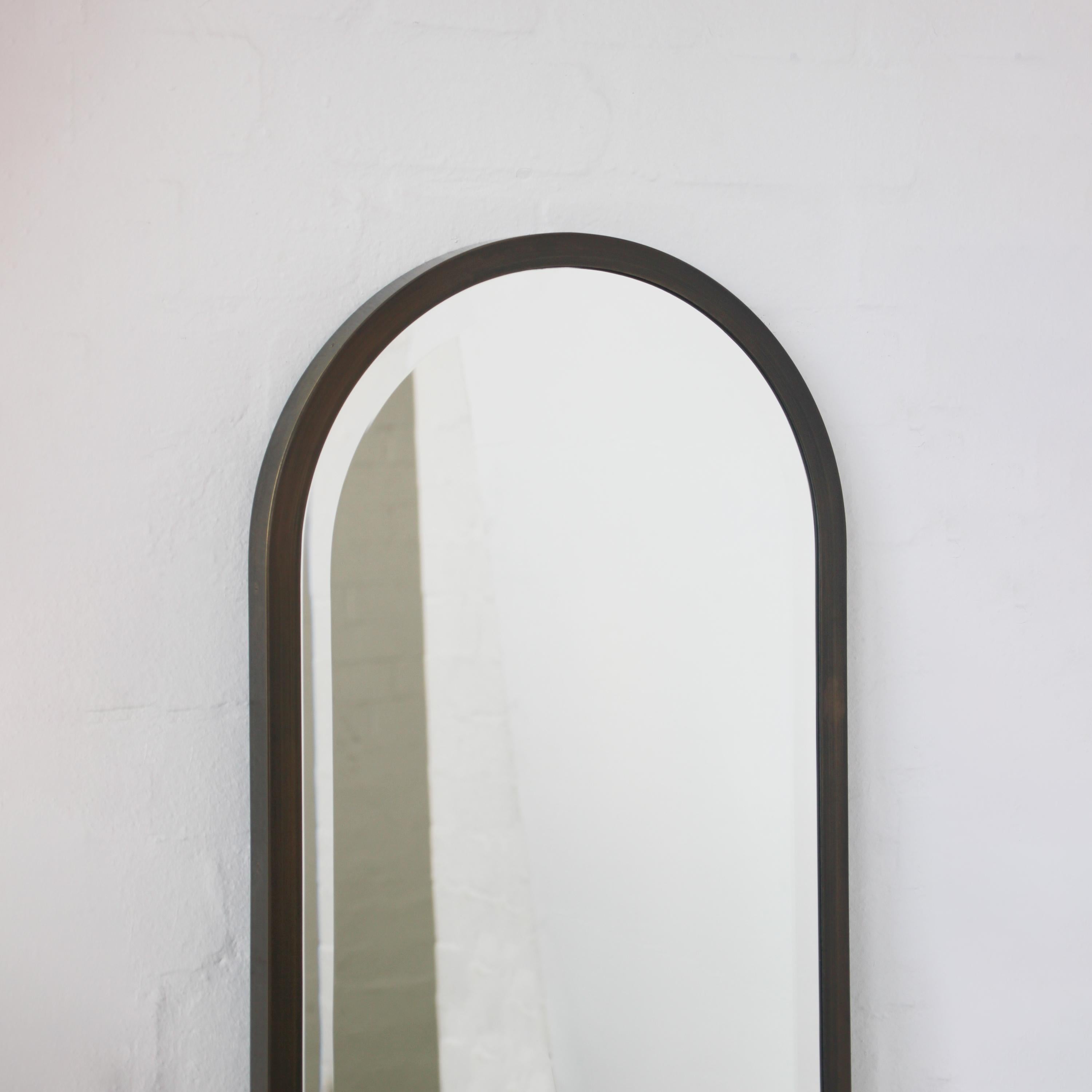 Specchio smussato a forma di pillola Capsula con cornice completa in bronzo patinato, XL In condizioni Nuovo in vendita a London, GB