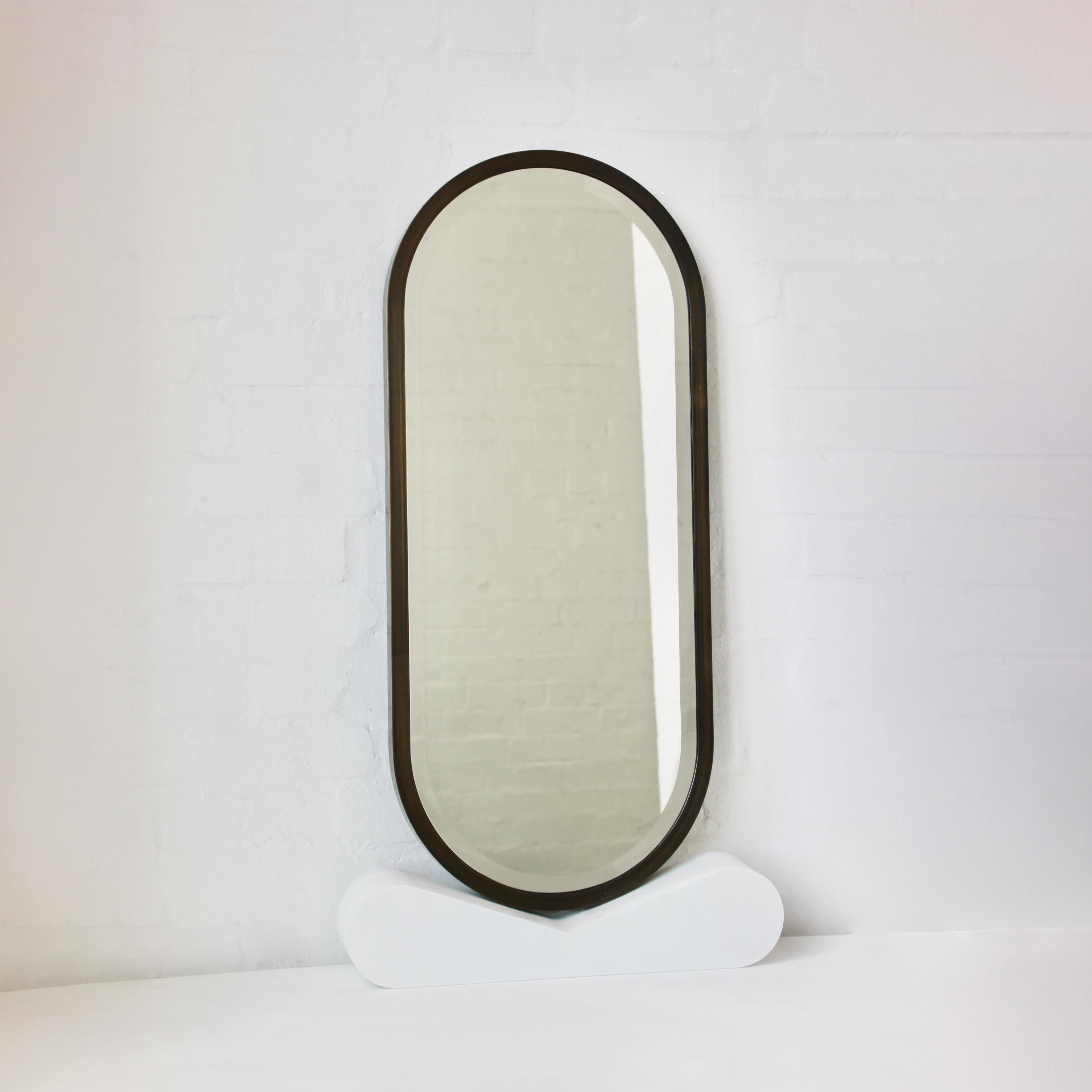 XXI secolo e contemporaneo Specchio smussato a forma di pillola Capsula con cornice completa in bronzo patinato, XL in vendita