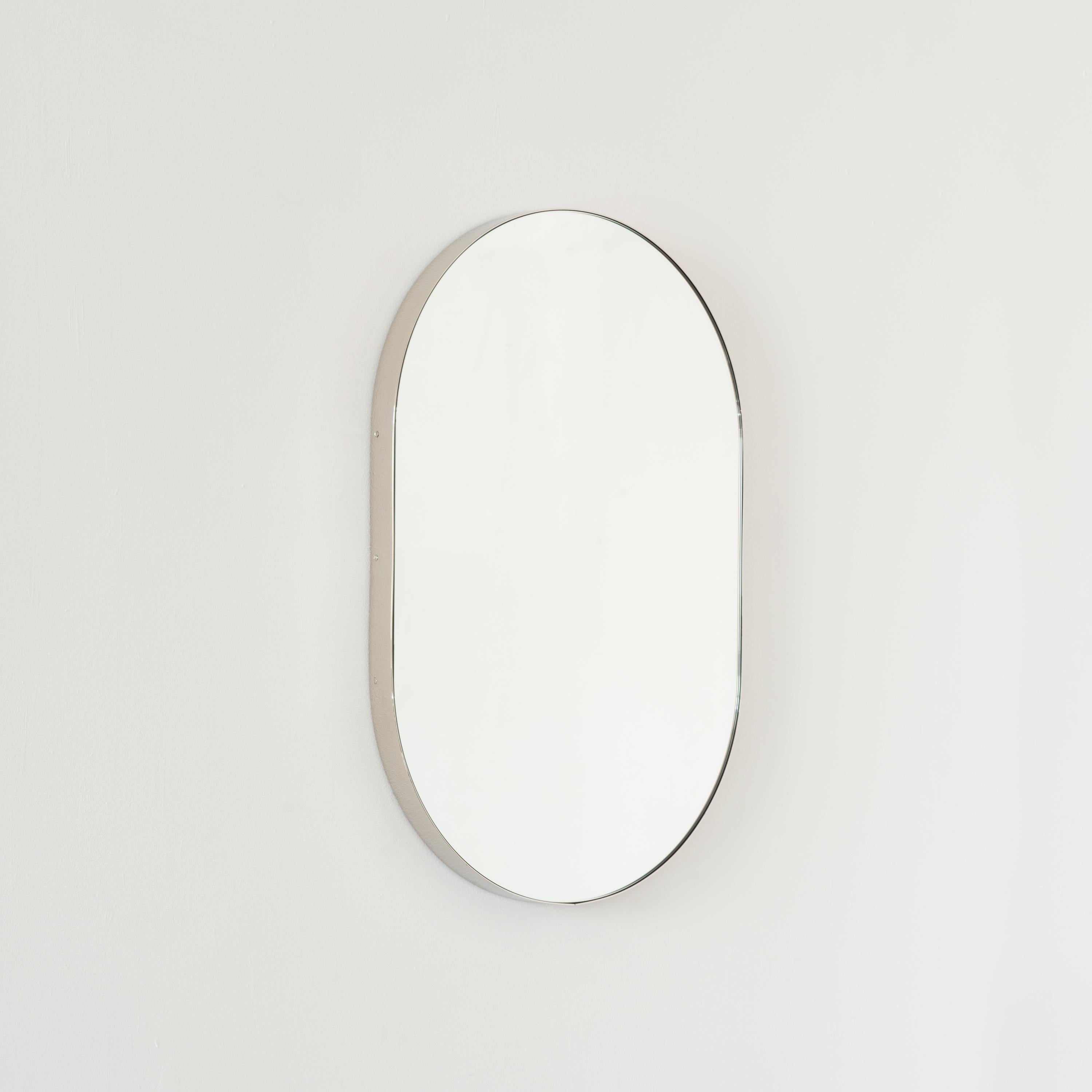Plaqué Capsula Miroir contemporain en forme de pilule avec cadre nickelé, large en vente