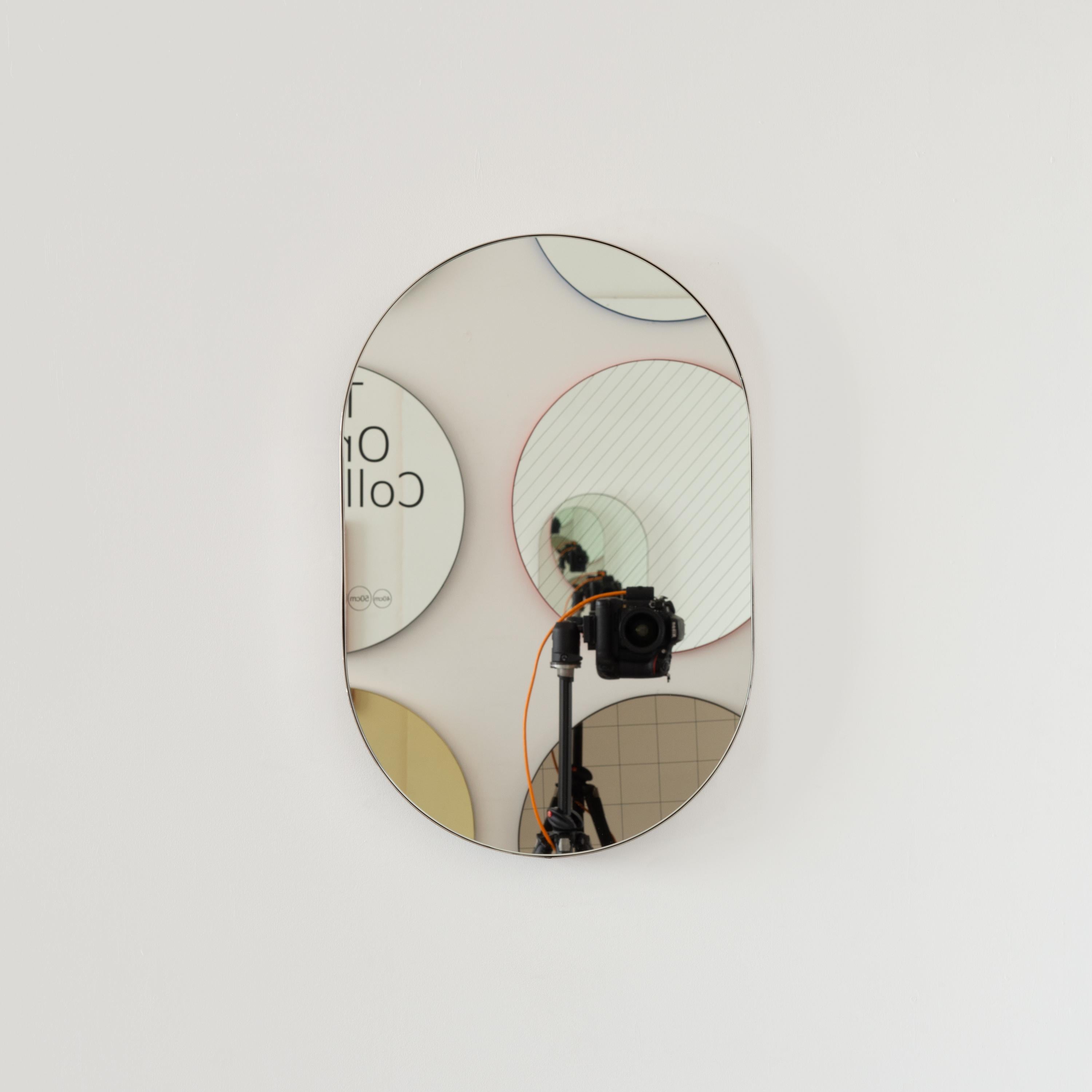 Britannique Capsula Miroir contemporain personnalisable en forme de pilule, cadre nickelé, petit modèle en vente