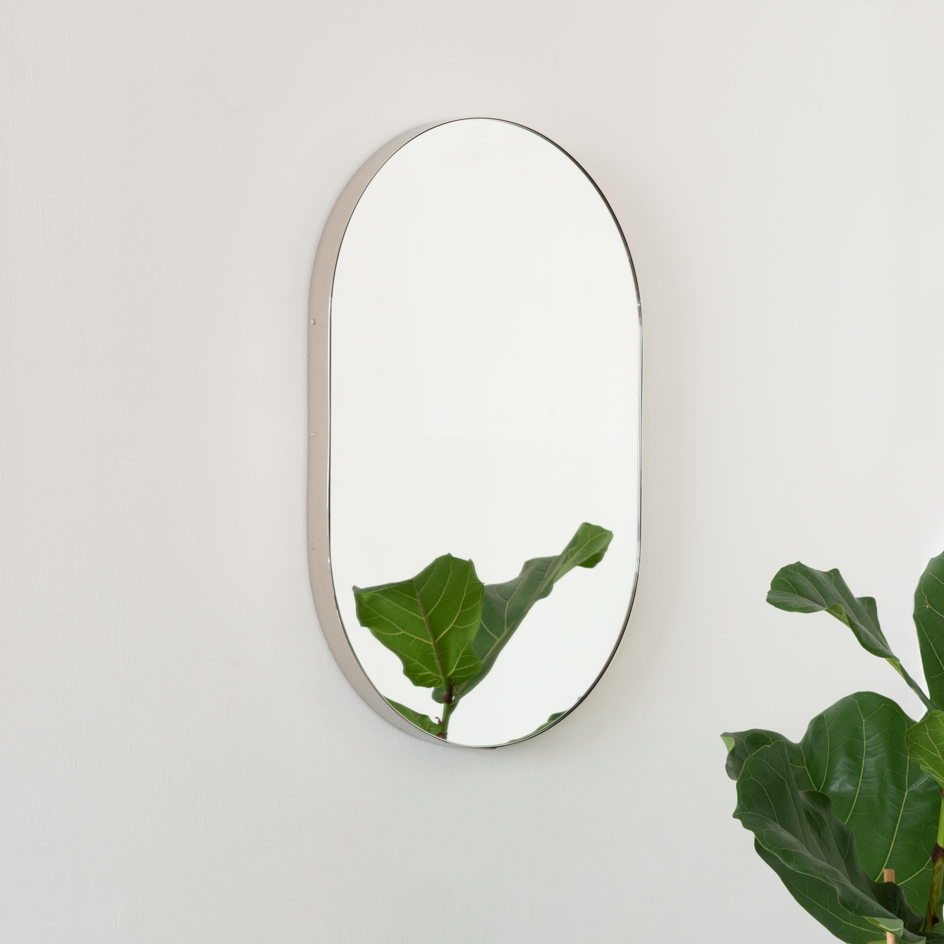 Capsula Pill Shaped Modern Mirror mit vernickeltem Rahmen, Medium im Zustand „Neu“ im Angebot in London, GB