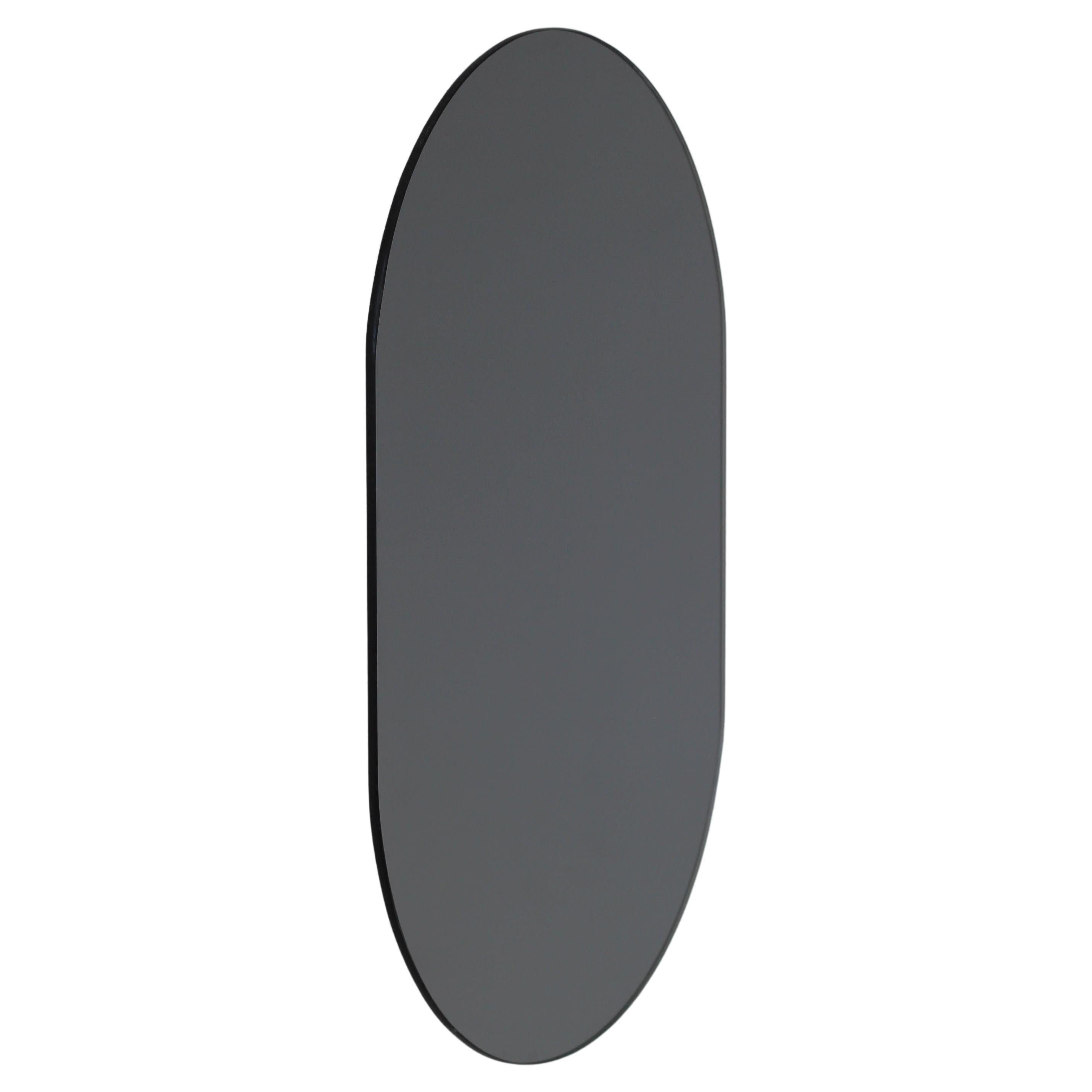 Capsula Miroir sans cadre contemporain teinté noir en forme de capsule, petit