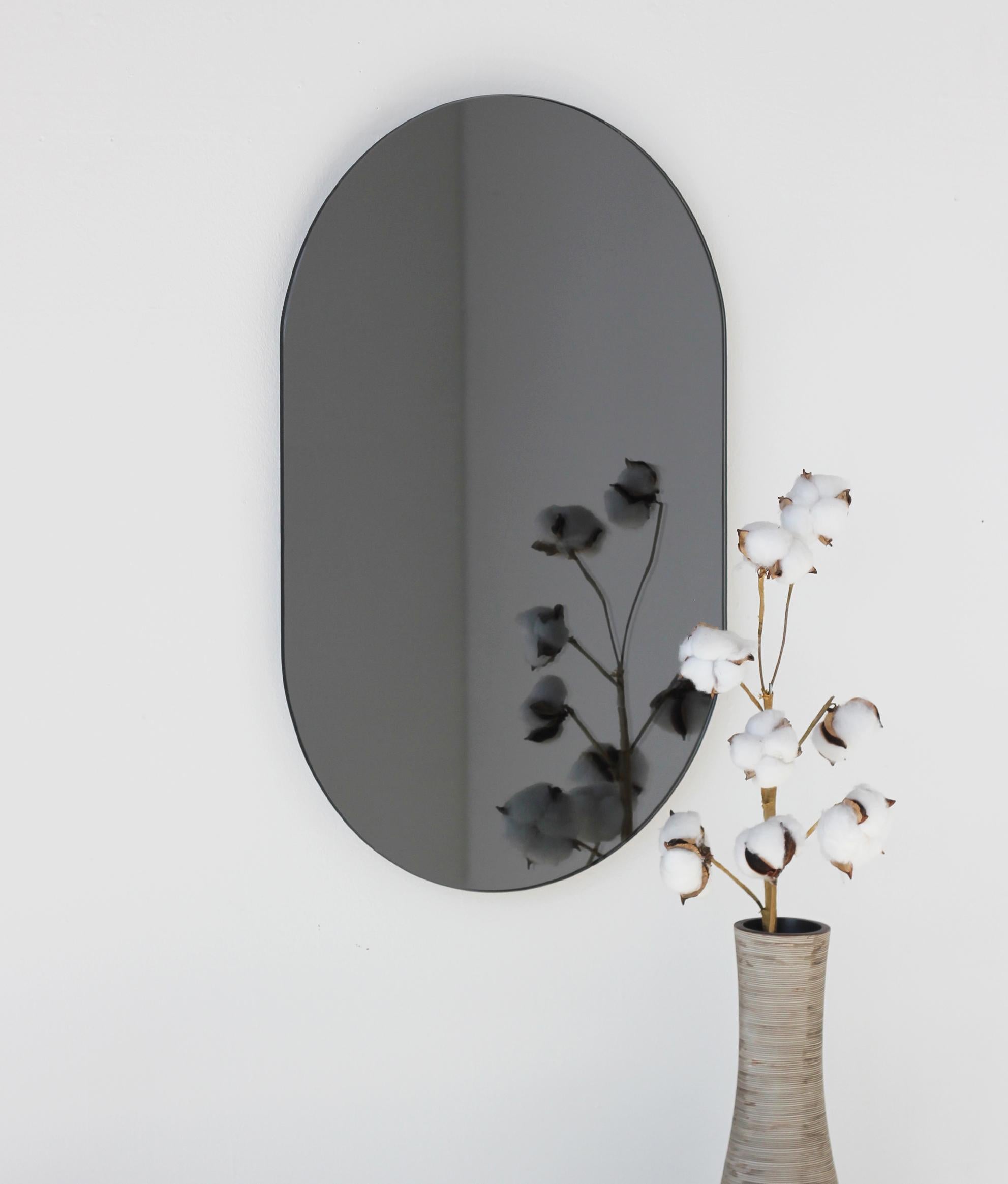Britannique Capsula Pill Capsule Shape Black Tinted Frameless Minimalist Mirror, XL (miroir minimaliste sans cadre) en vente