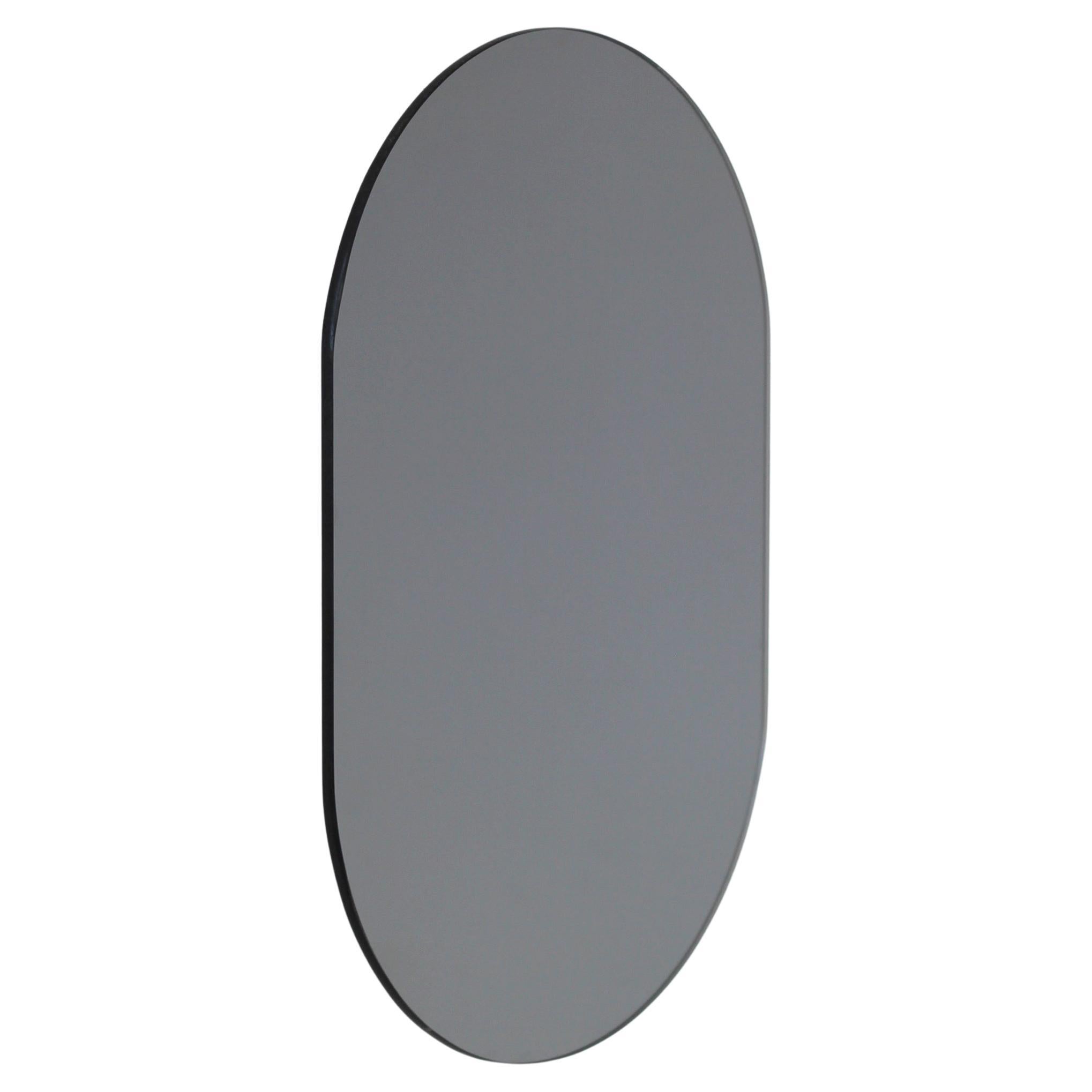 Miroir minimaliste noir teinté en forme de capsule Capsula, sans cadre, moyen