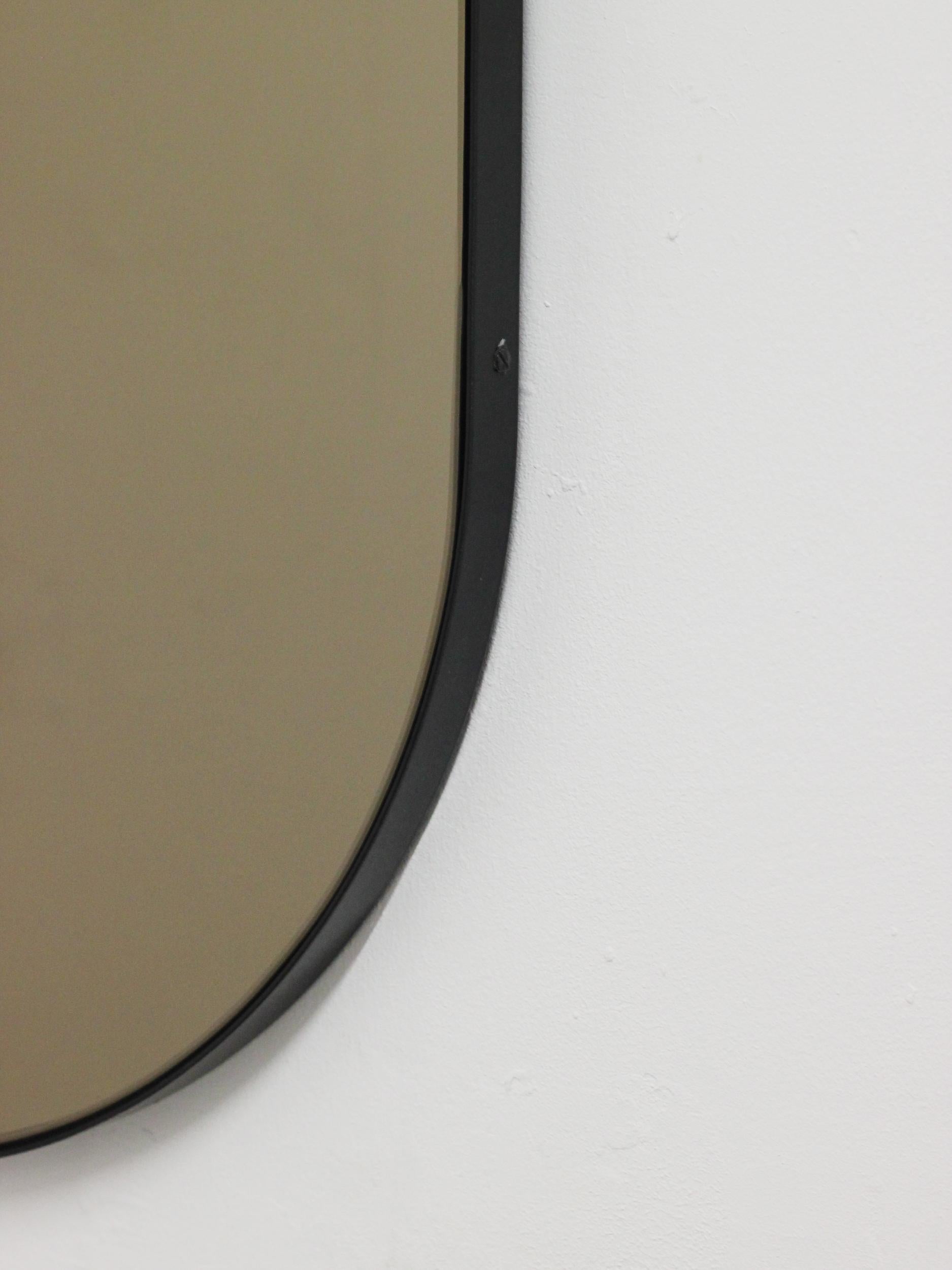 Poudré Capsula Miroir contemporain en forme de capsule en bronze avec cadre noir, petit en vente