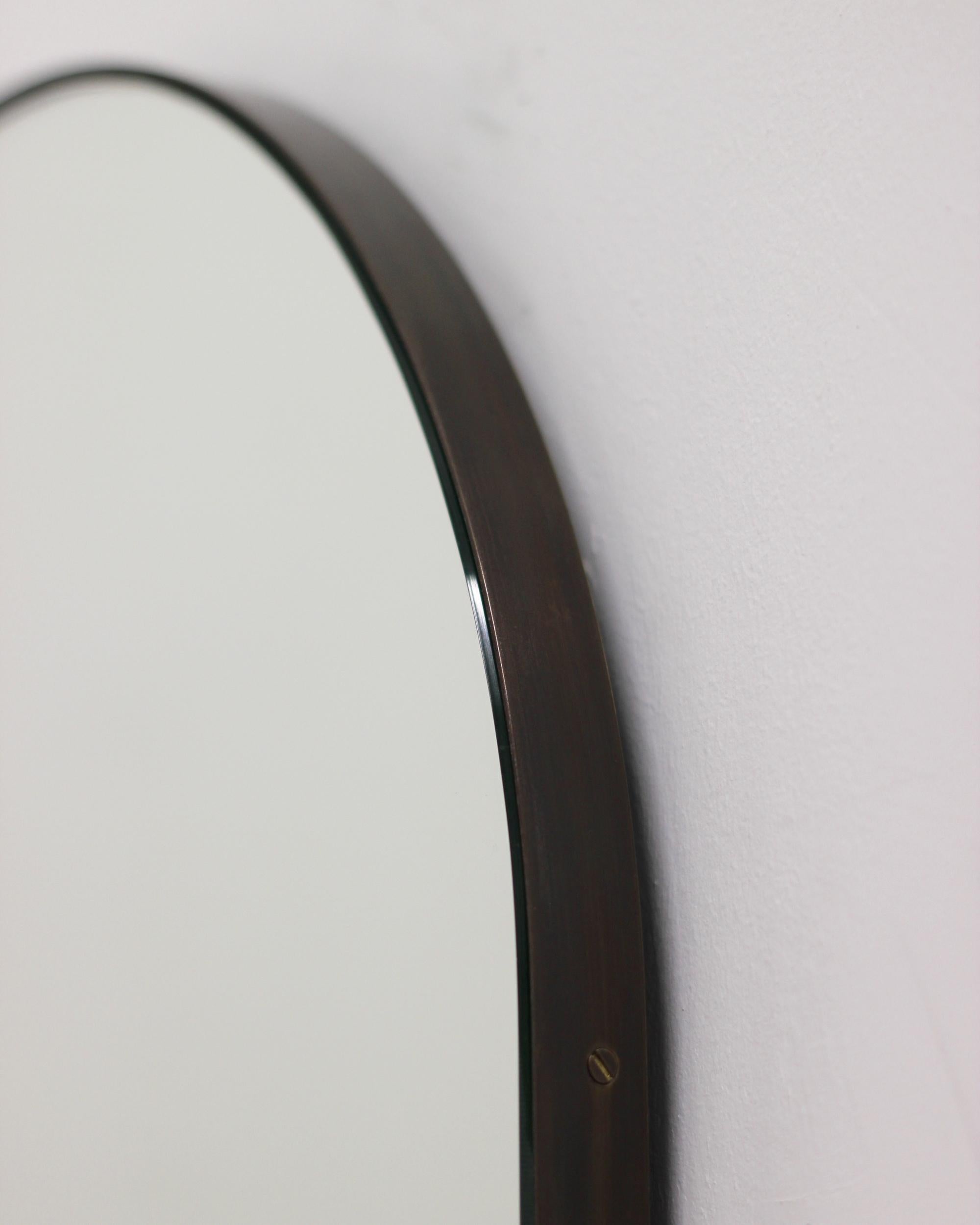 Capsula Capsule Pill Shaped Modern Mirror mit Bronze Patina Messingrahmen, groß (Britisch) im Angebot