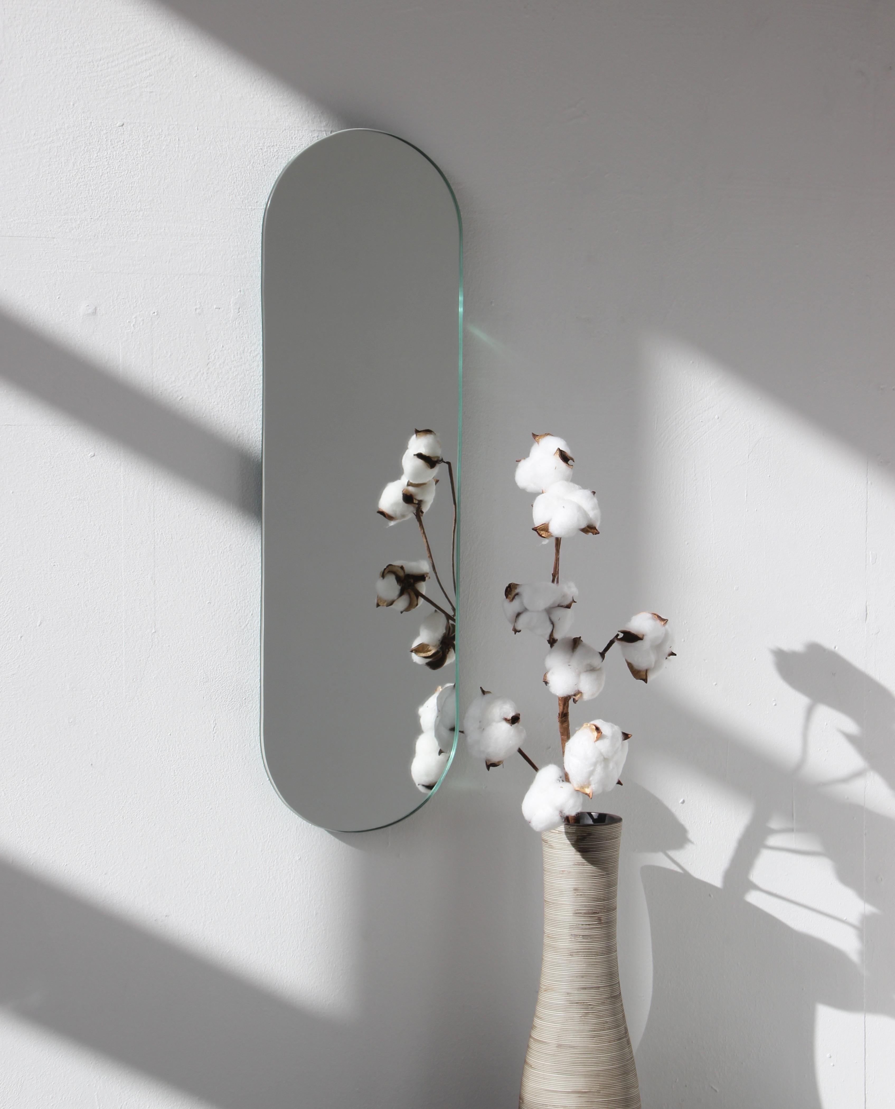Petit miroir flottant minimaliste sans cadre en forme de pilier Capsula Neuf - En vente à London, GB