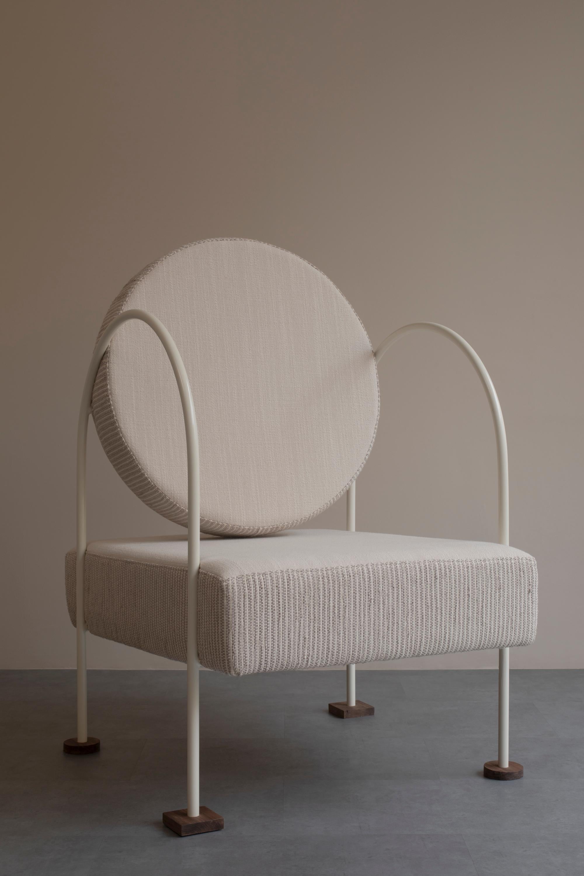 Poltrona Capsule di Studio A Gameiro
Dimensioni: D 70 x L 90 x H 100 cm.
Materiali: Cotone riciclato, acciaio laccato e legno.

Studio Gameiro è un'agenzia innovativa, multidisciplinare e focalizzata sul design, specializzata nell'esplorare le