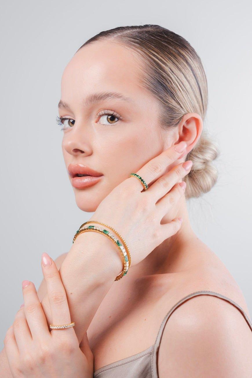 Capsule Band Yellow Gold Diamond Emerald Bracelet for Her In New Condition For Sale In Genève, GE