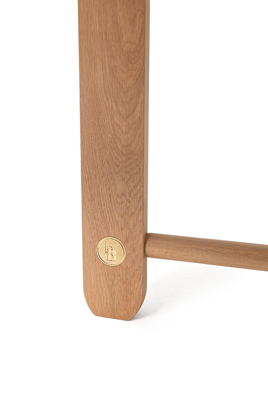 Capsule may initially appear as a conventional coffee table, it allows you to showcase different uses without disrupting the overall unity. The central element has been thoughtfully designed and can be detached from the whole and used as a “tray” as
