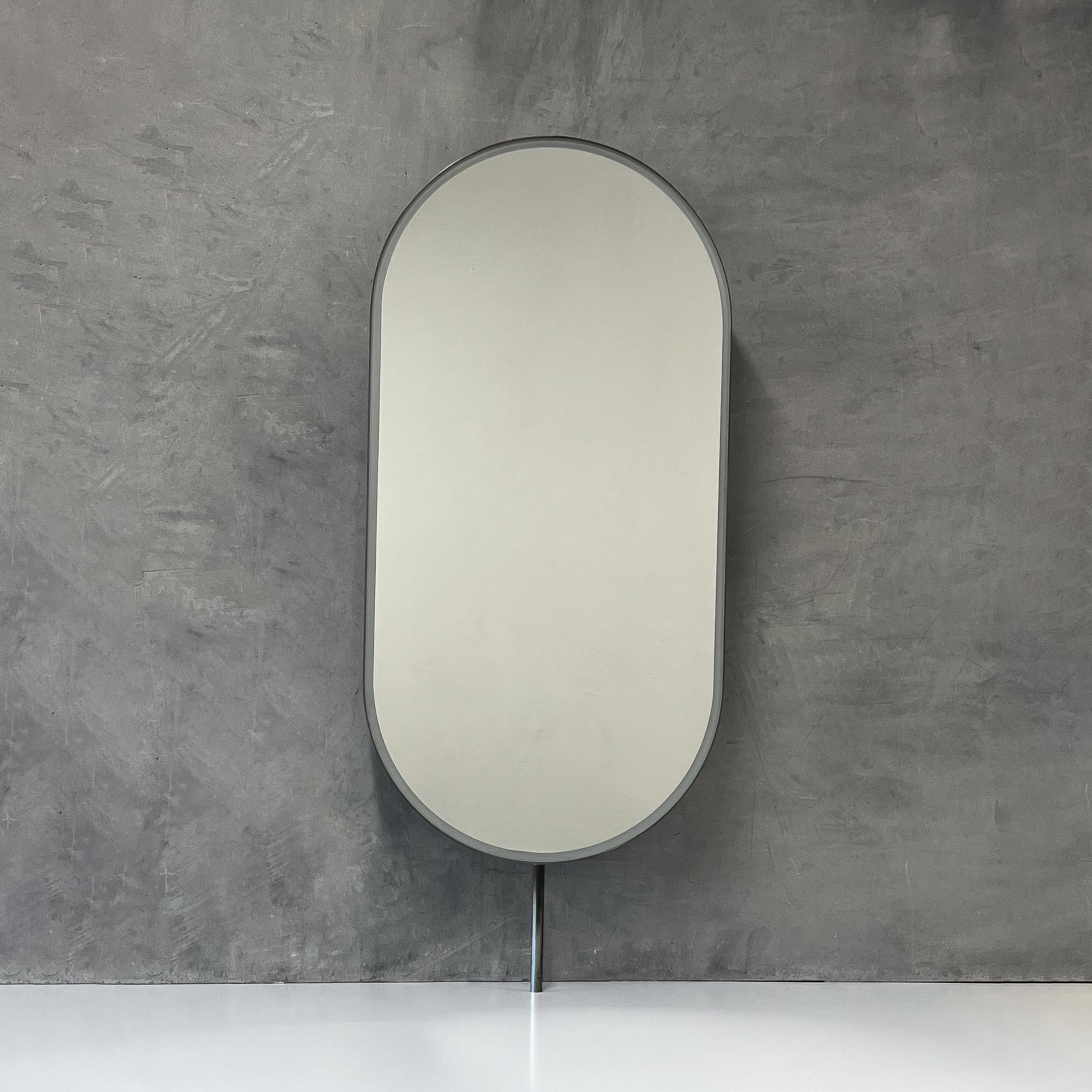 Moderne Miroir de comptoir Capsule, cadre contemporain en acier inoxydable noirci en vente