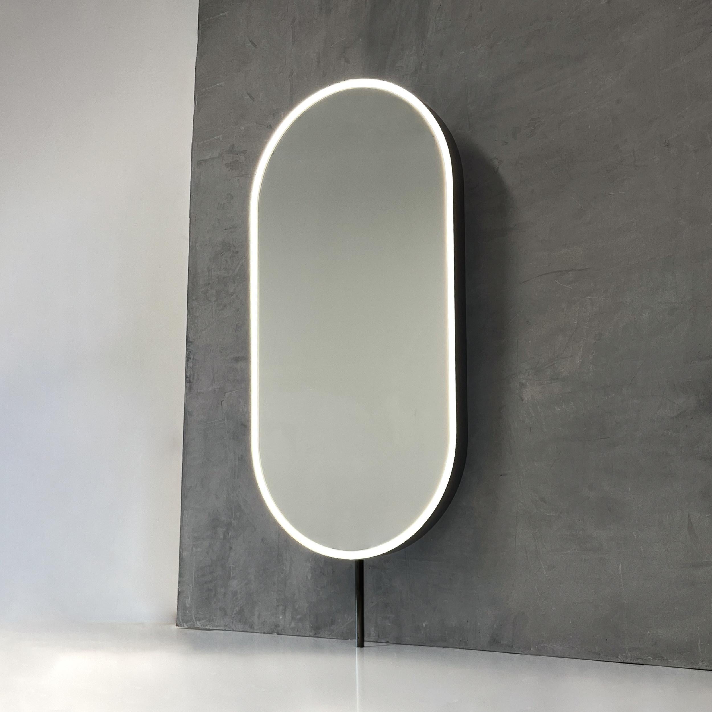 Britannique Miroir de comptoir Capsule, cadre contemporain en acier inoxydable noirci en vente