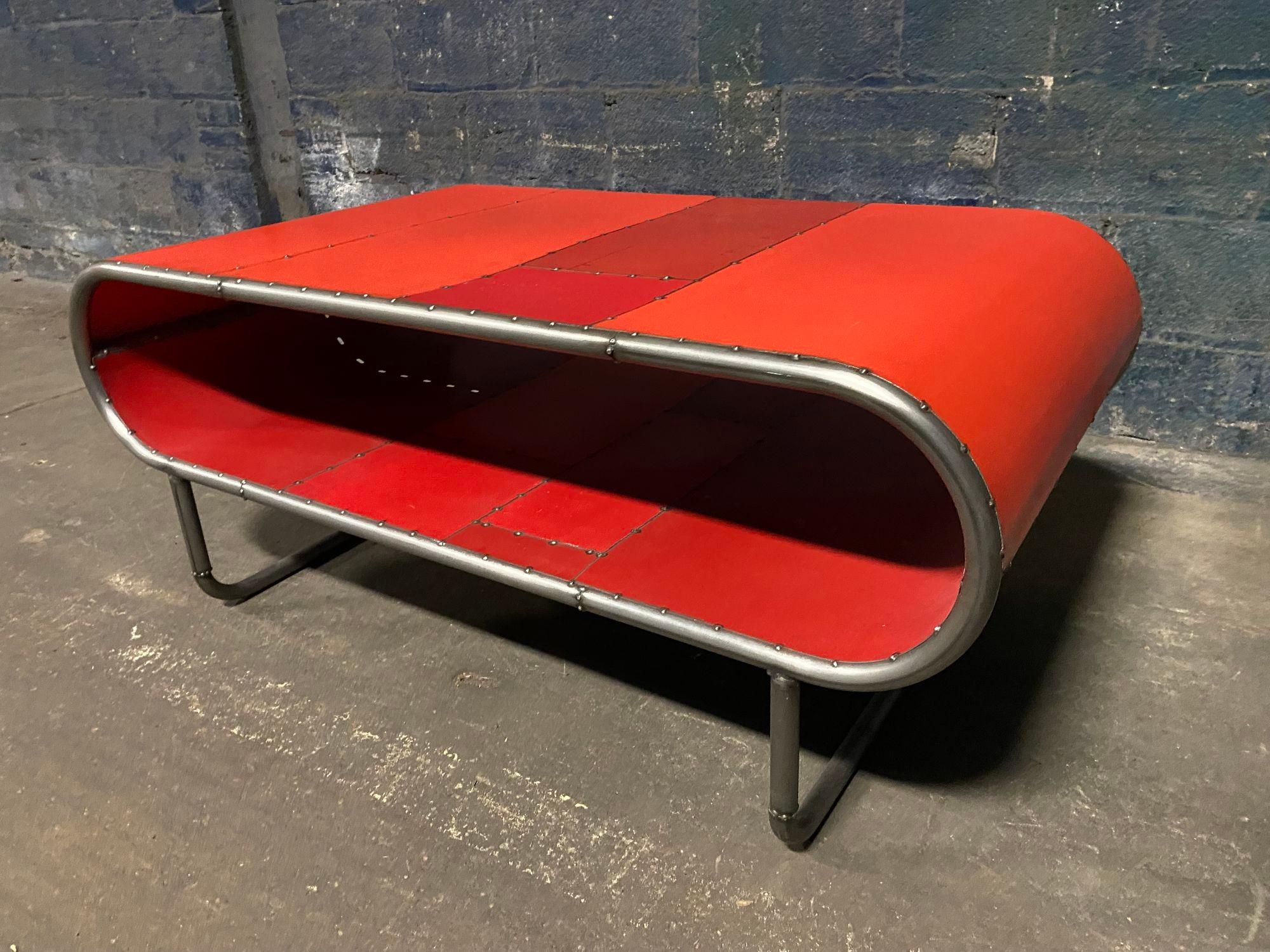 Table de cocktail en forme de capsule fabriquée à partir de tubes d'acier plié et de métal récupéré Bon état - En vente à Asbury Park, NJ