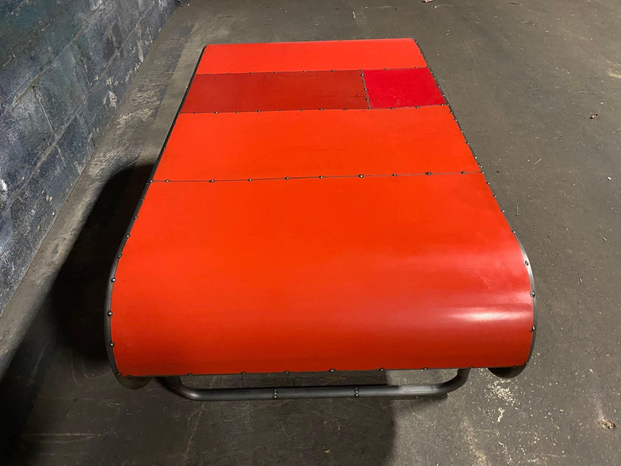 XXIe siècle et contemporain Table de cocktail en forme de capsule fabriquée à partir de tubes d'acier plié et de métal récupéré en vente