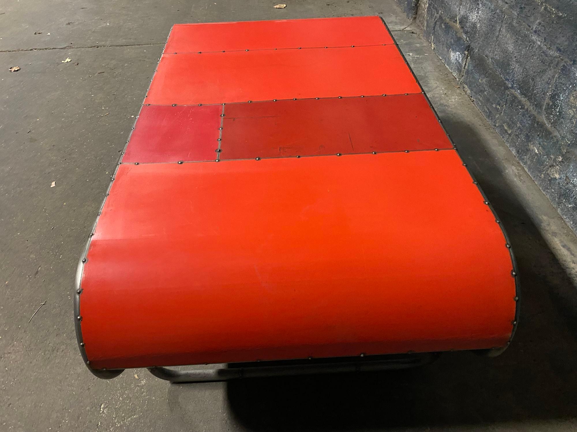 Acier Table de cocktail en forme de capsule fabriquée à partir de tubes d'acier plié et de métal récupéré en vente