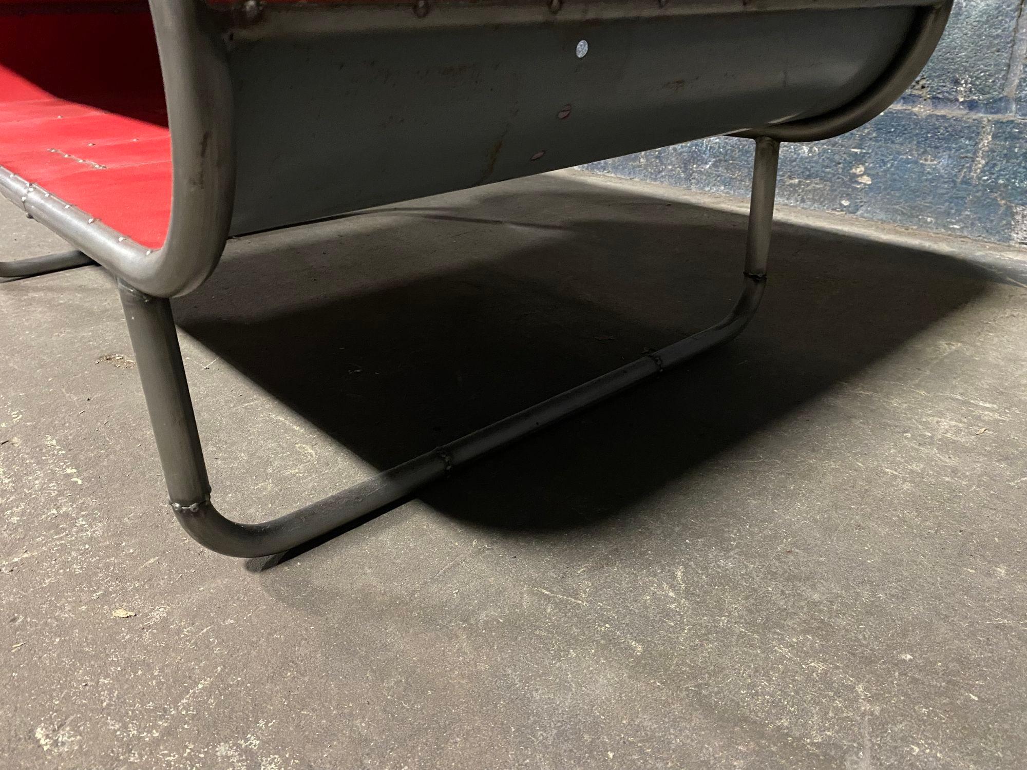 Table de cocktail en forme de capsule fabriquée à partir de tubes d'acier plié et de métal récupéré en vente 1