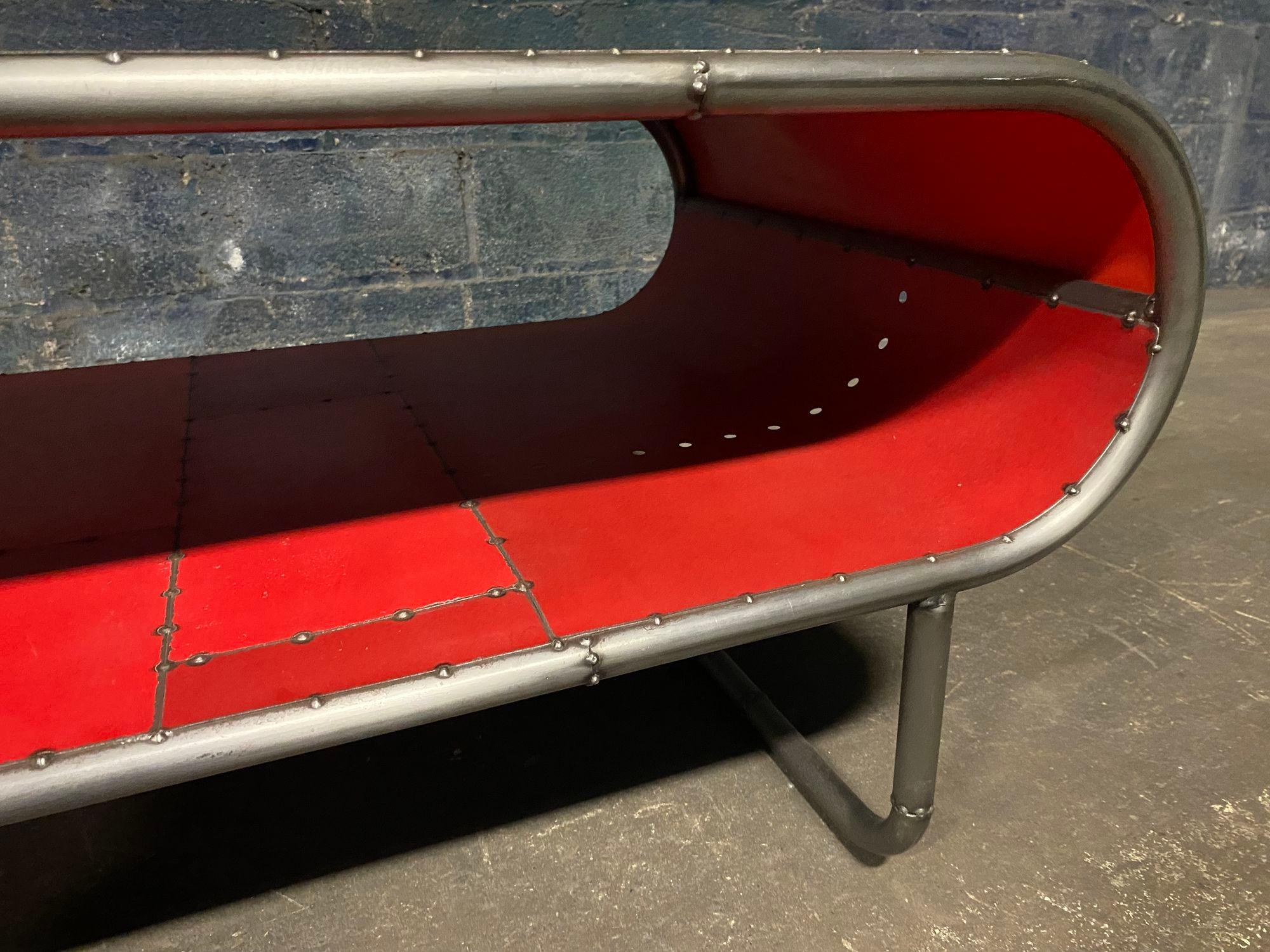 Table de cocktail en forme de capsule fabriquée à partir de tubes d'acier plié et de métal récupéré en vente 3