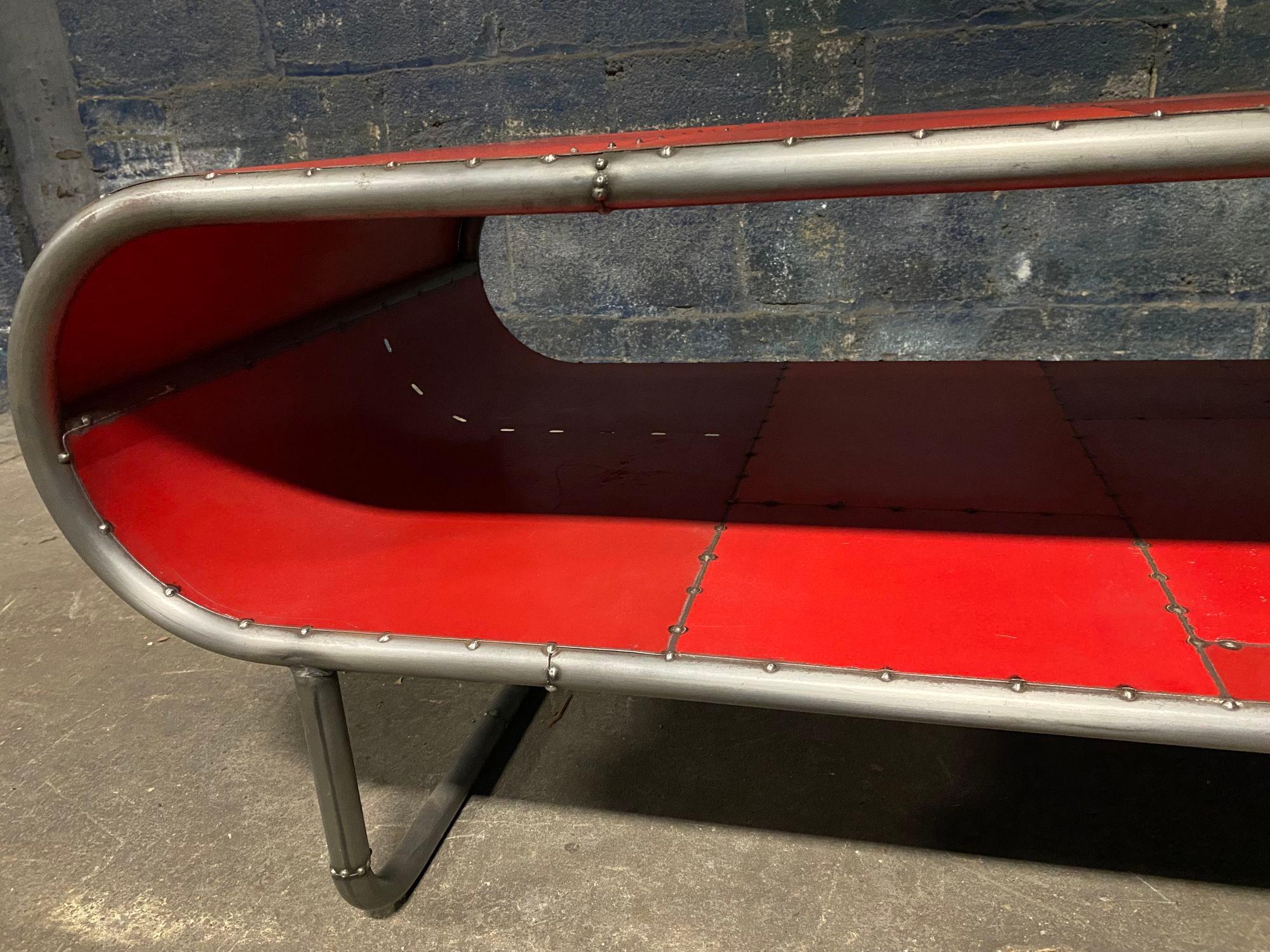 Table de cocktail en forme de capsule fabriquée à partir de tubes d'acier plié et de métal récupéré en vente 4