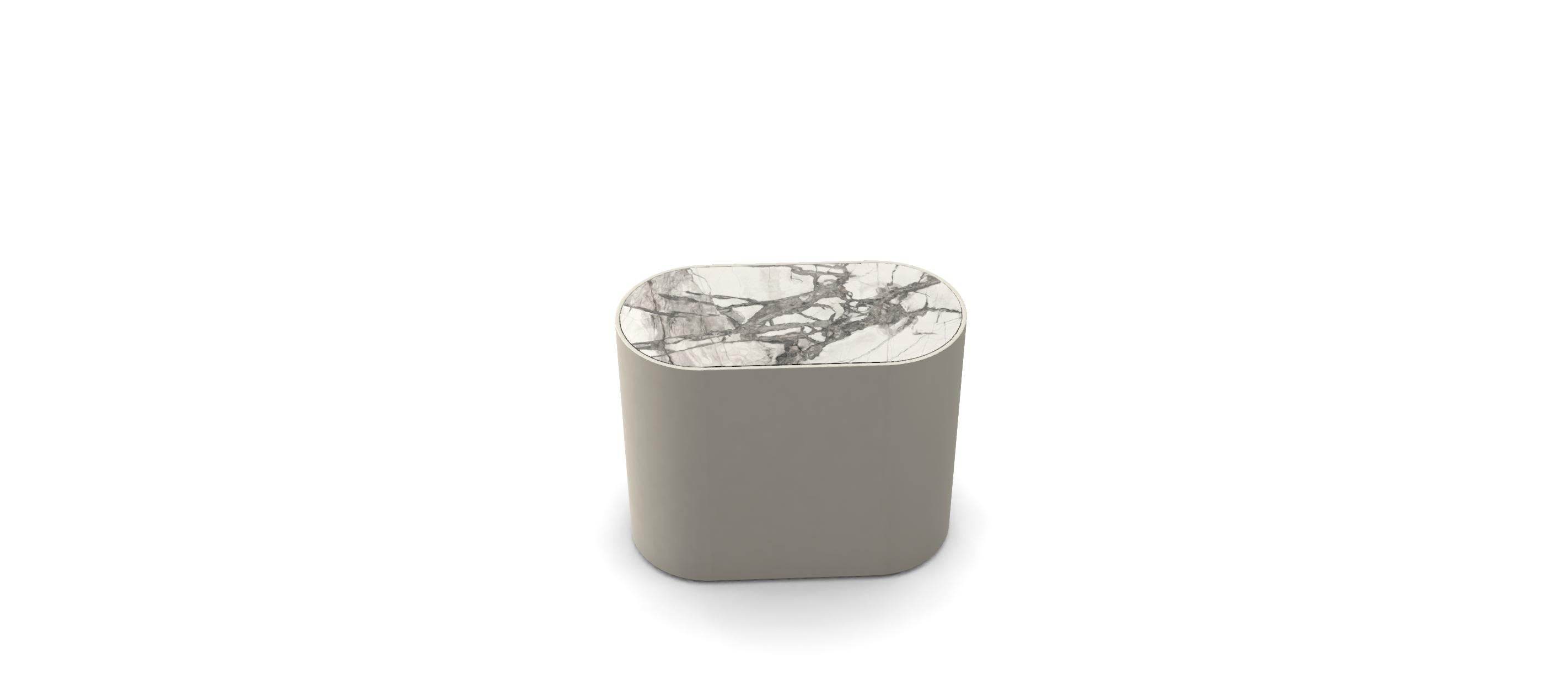 Cette table d'appoint est un meuble moderne saisissant qui allie sans effort un design contemporain à des matériaux luxueux. Dotée d'une forme incurvée distinctive rappelant une capsule, la silhouette épurée de la table ajoute une touche d'élégance