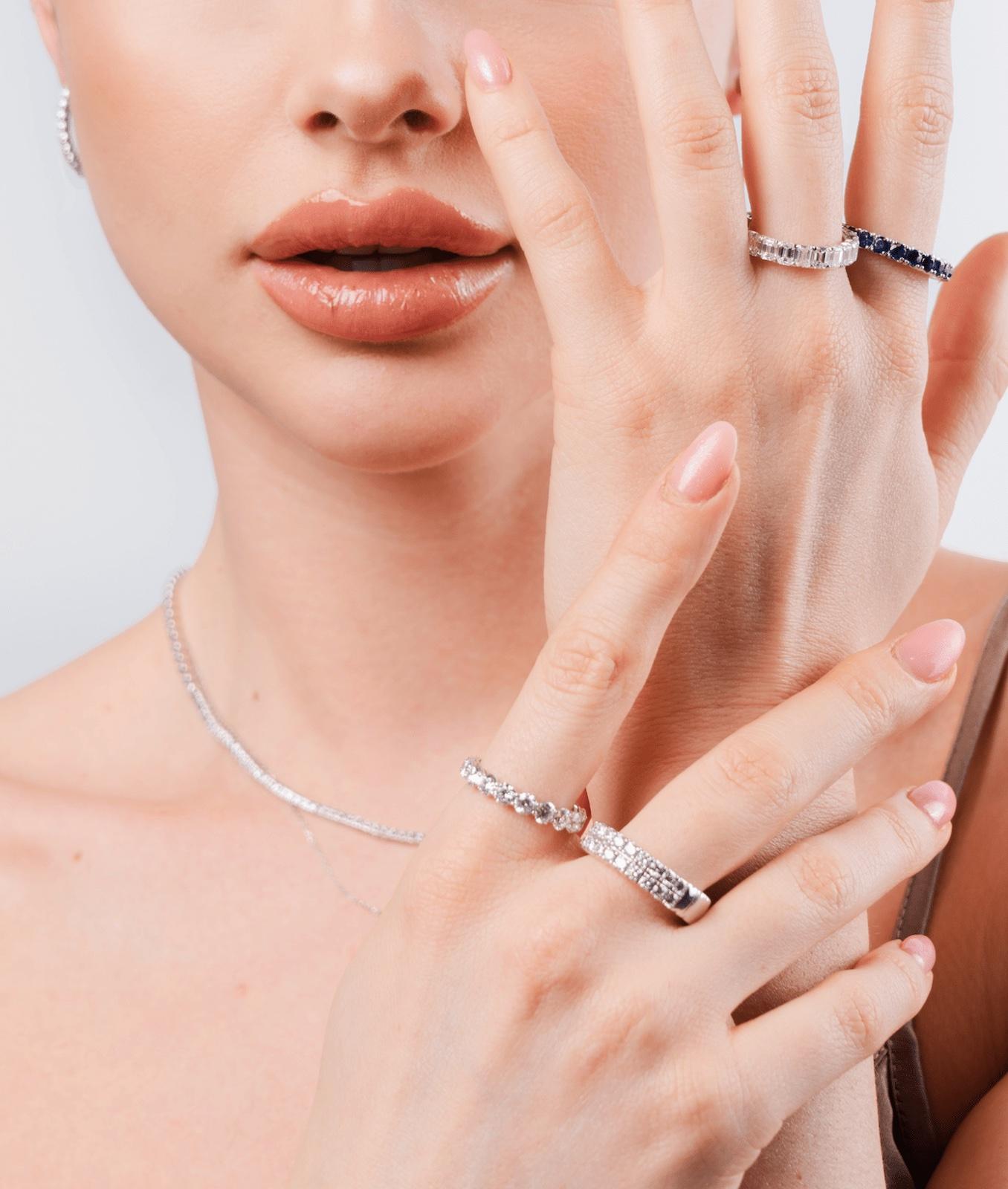 Excelencia hecha a mano en oro de 18 quilates con diamantes

La Colección Cápsula Soft Diamond de Natkina presenta joyas únicas, hechas a medida para encarnar la elegancia y la sofisticación. Cada pieza, con oro de 18 quilates y deslumbrantes