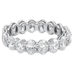 Anillo cápsula de oro de 18 quilates con diamantes de forma ovalada suave para ella