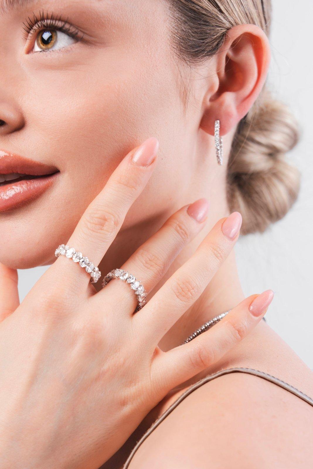 Capsule Soft Birne Form Diamant 18K Gold Ring für Sie (Antiker Kissenschliff) im Angebot