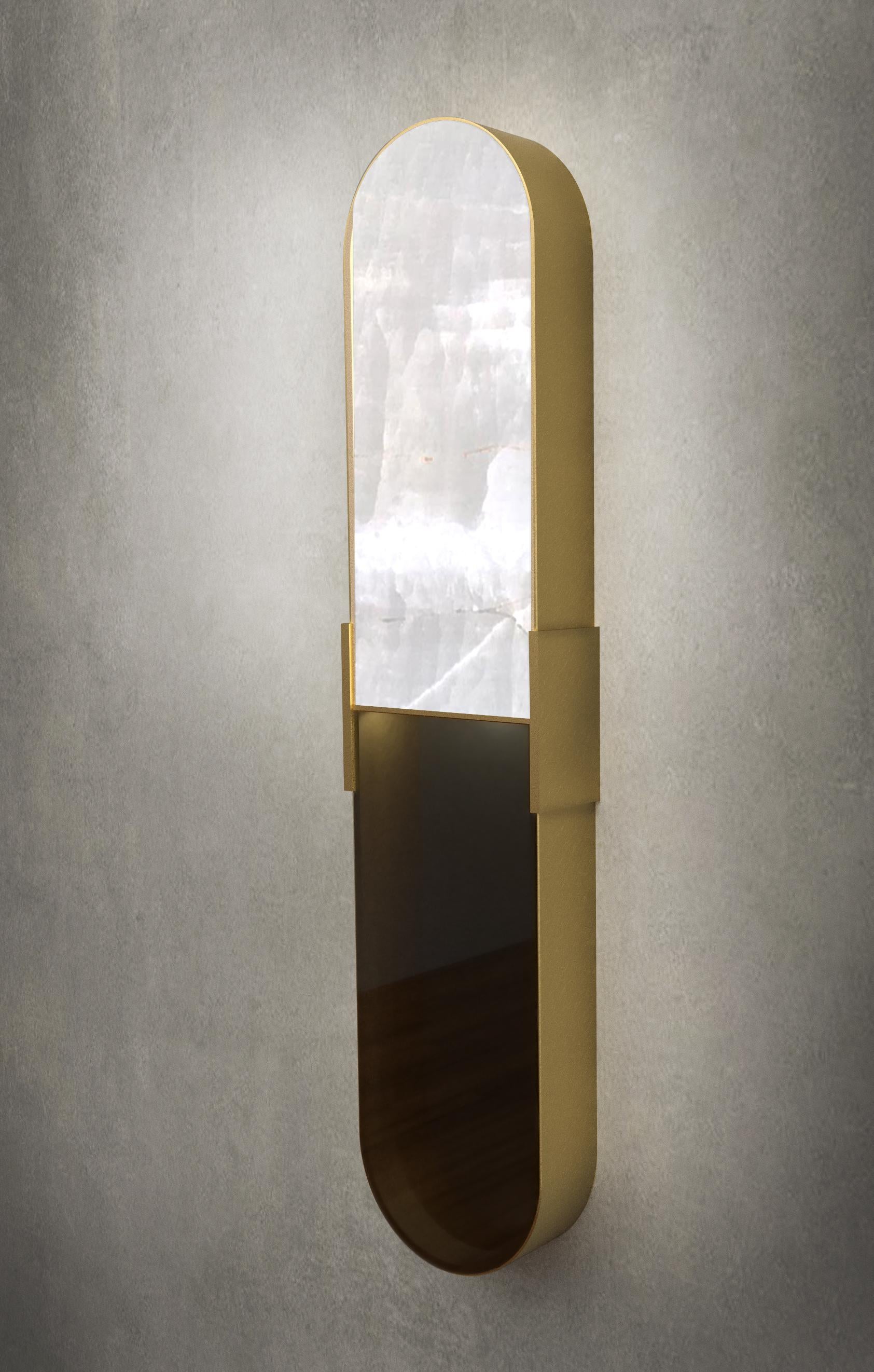 Aplique cápsula de Stefania Loschi
Dimensiones: P x An x Al cm
Materiales: latón, mármol

Lámpara de pared diseñada por Stefania Loschi

Stefania Loschi nació en Jordania en 1984, en el seno de una familia italo-brasileña que la hizo viajar