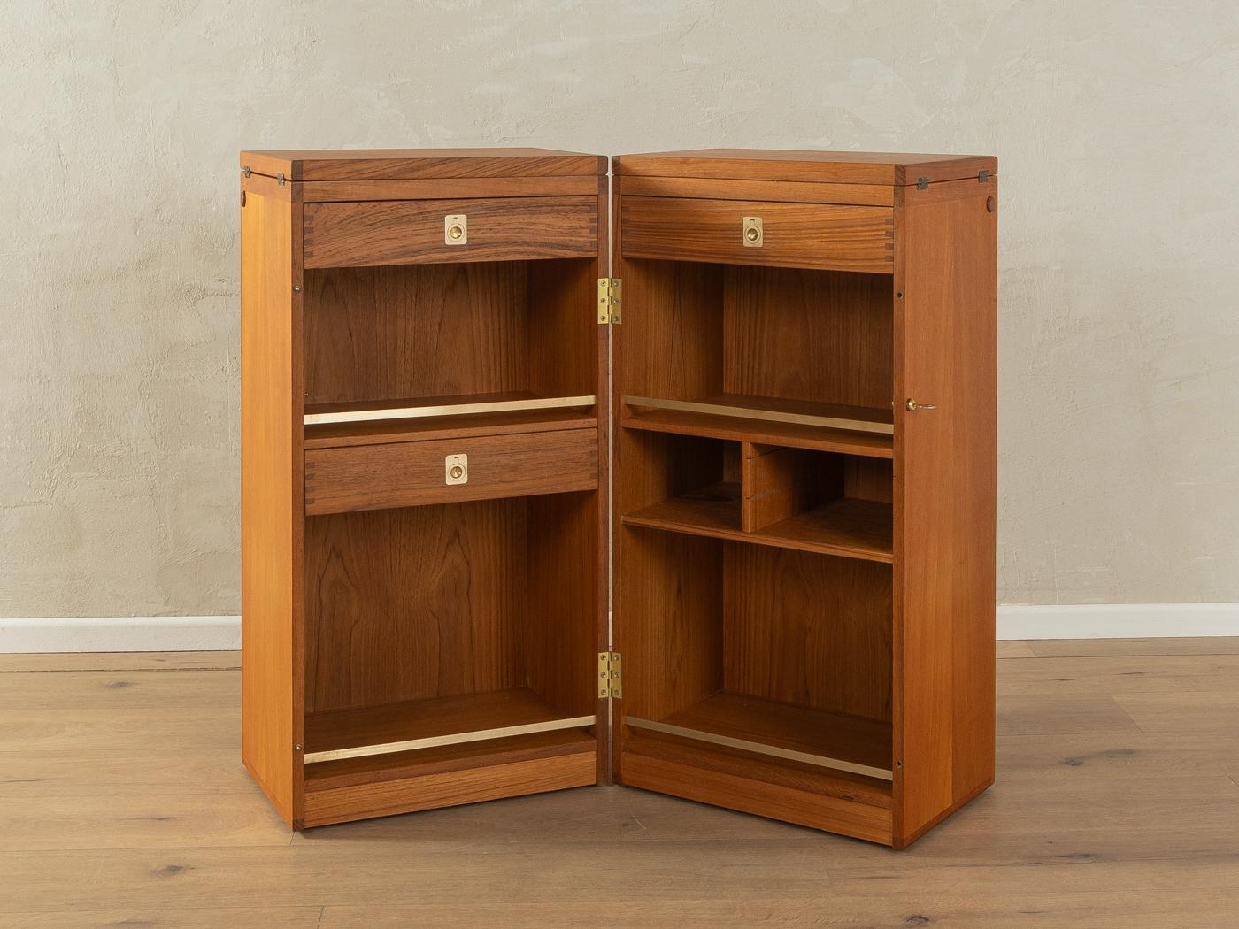 Rare Captain´s bar from the 1960s by Reno Wahl Iversen for Dyrlund. High-quality foldable corpus in teak veneer with two fold-out work surfaces with original linoleum coating in black, three drawers, various storage compartments and hidden plastic