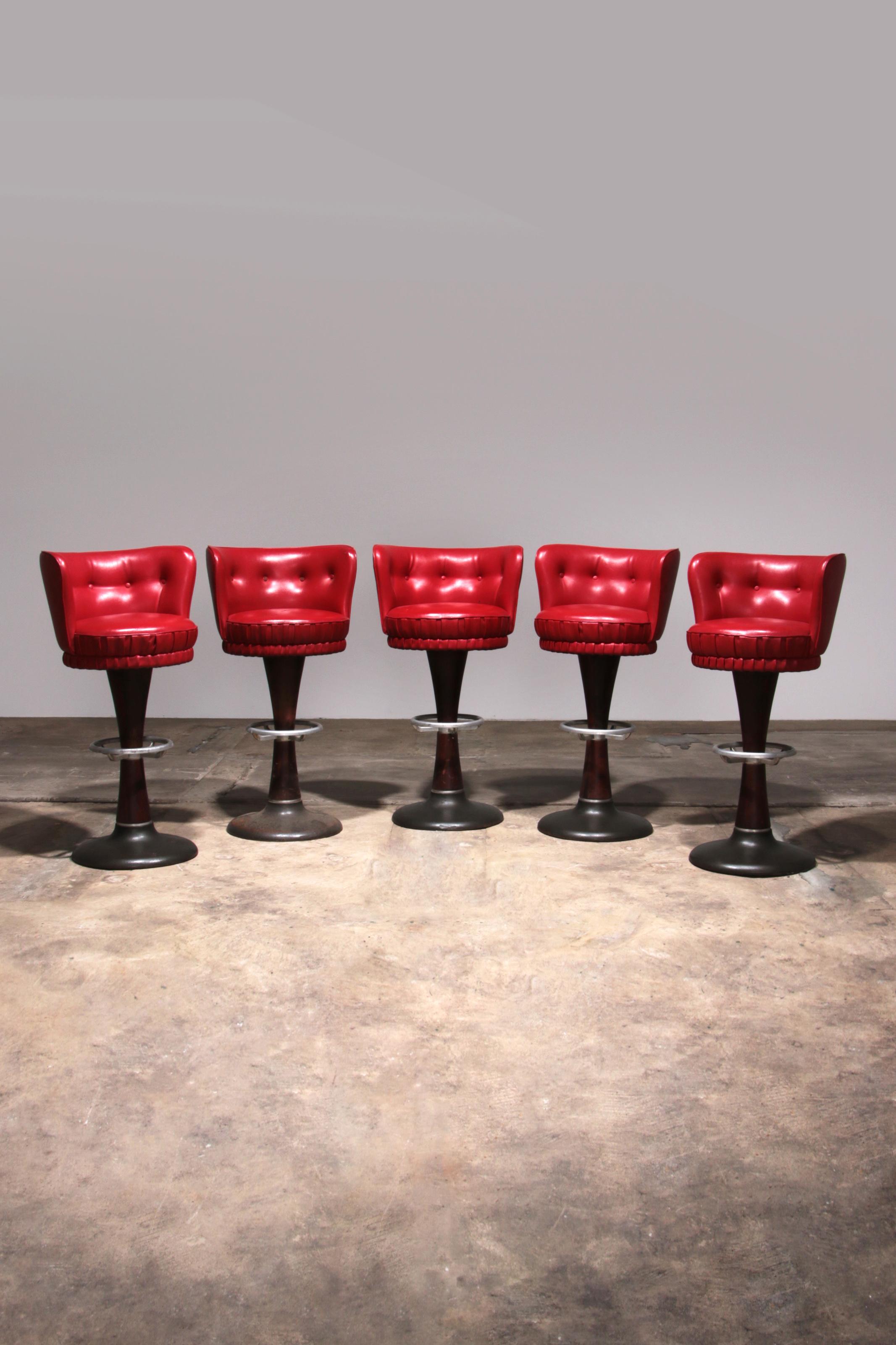 Captain's Bar Chair mit roter Lederpolsterung und Stahlgestell

Entdecken Sie die perfekte Kombination aus Stil und Komfort mit unserem Captains Bar Chair. Dieser einzigartige Stuhl mit seiner schönen roten Lederpolsterung und dem handgeschweißten