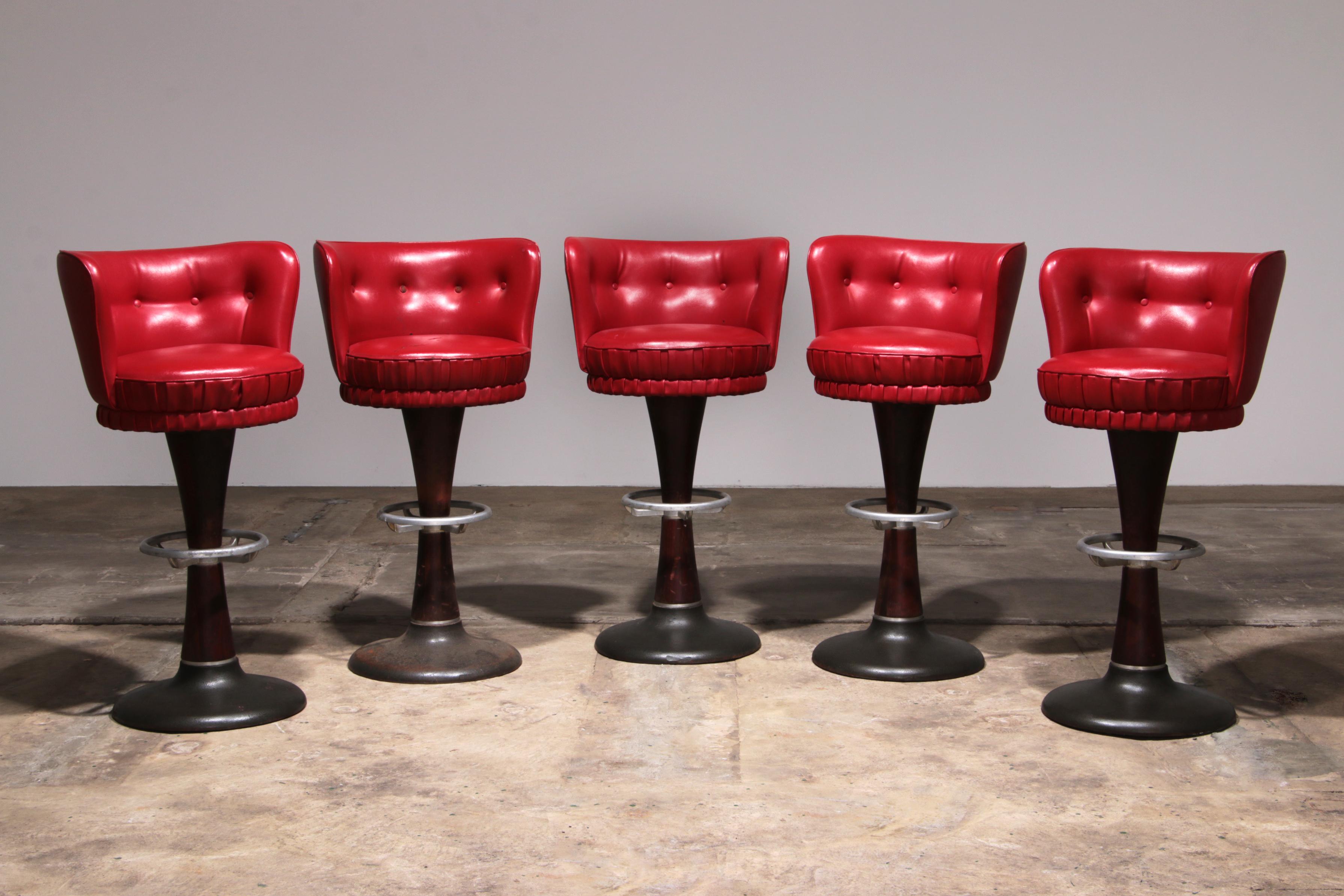 Mid-Century Modern Chaise de bar capitaine avec tapisserie en cuir rouge et base en acier de 5 pièces en vente