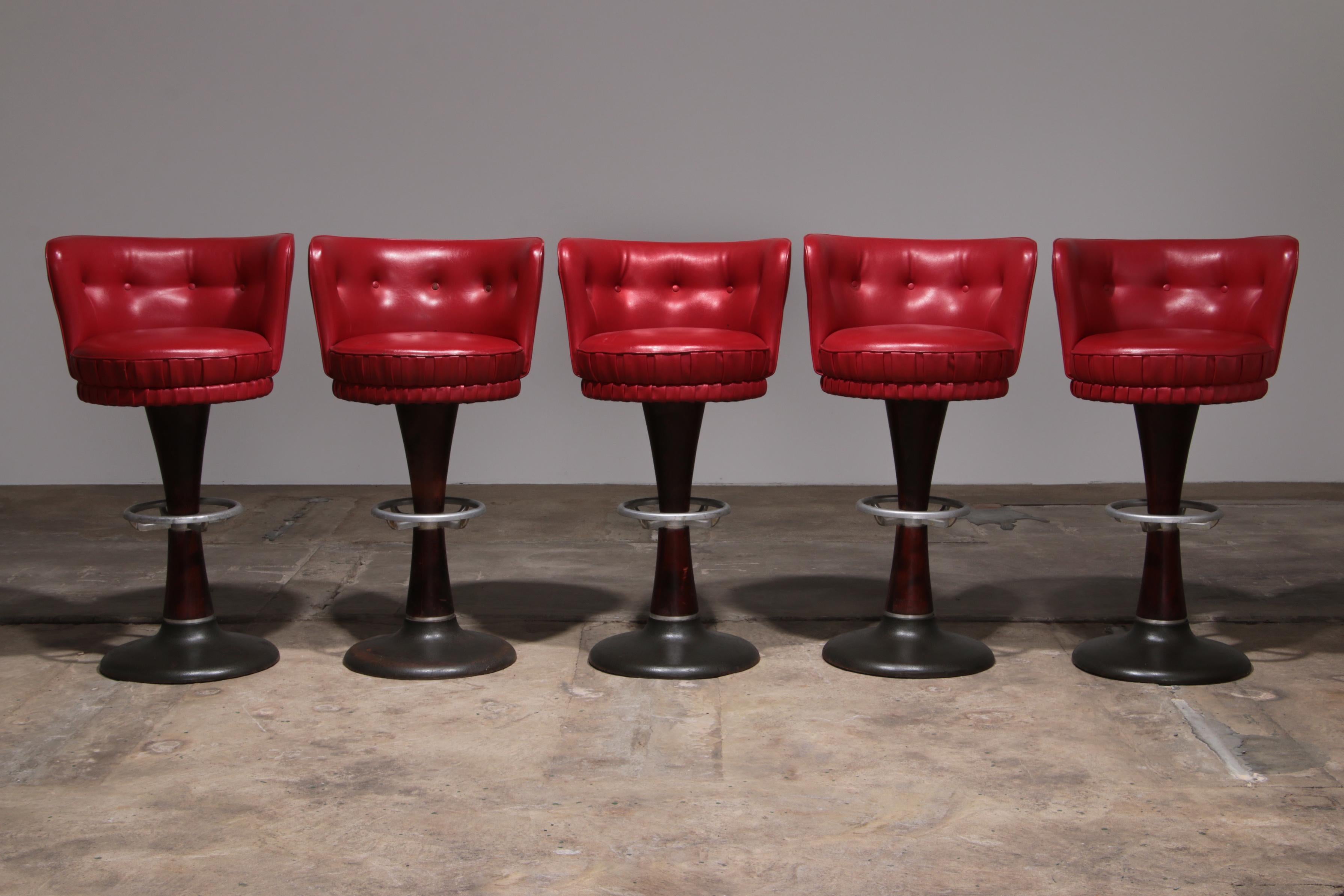 Allemand Chaise de bar capitaine avec tapisserie en cuir rouge et base en acier de 5 pièces en vente