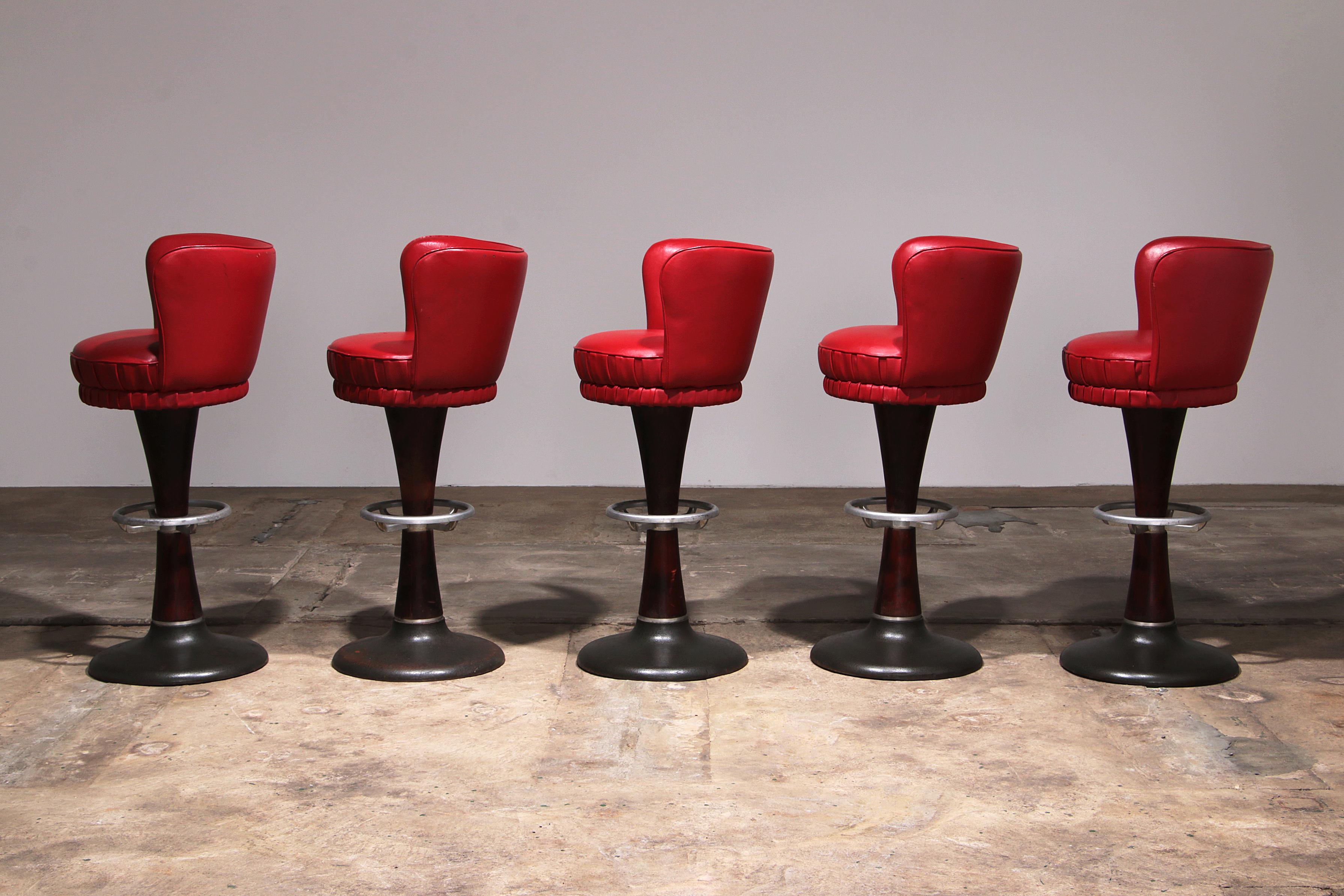 Chaise de bar capitaine avec tapisserie en cuir rouge et base en acier de 5 pièces Bon état - En vente à Oostrum-Venray, NL